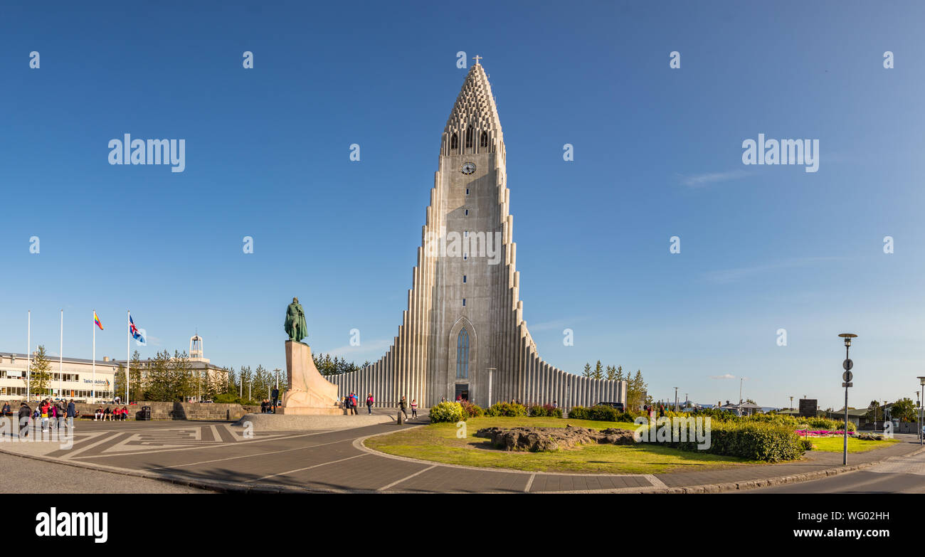 Reykjavik, Island - August 08, 2019: Der Hallgrímskirkja Kirche in Reykjavík mit Touristen Fotos rund um Island. Stockfoto