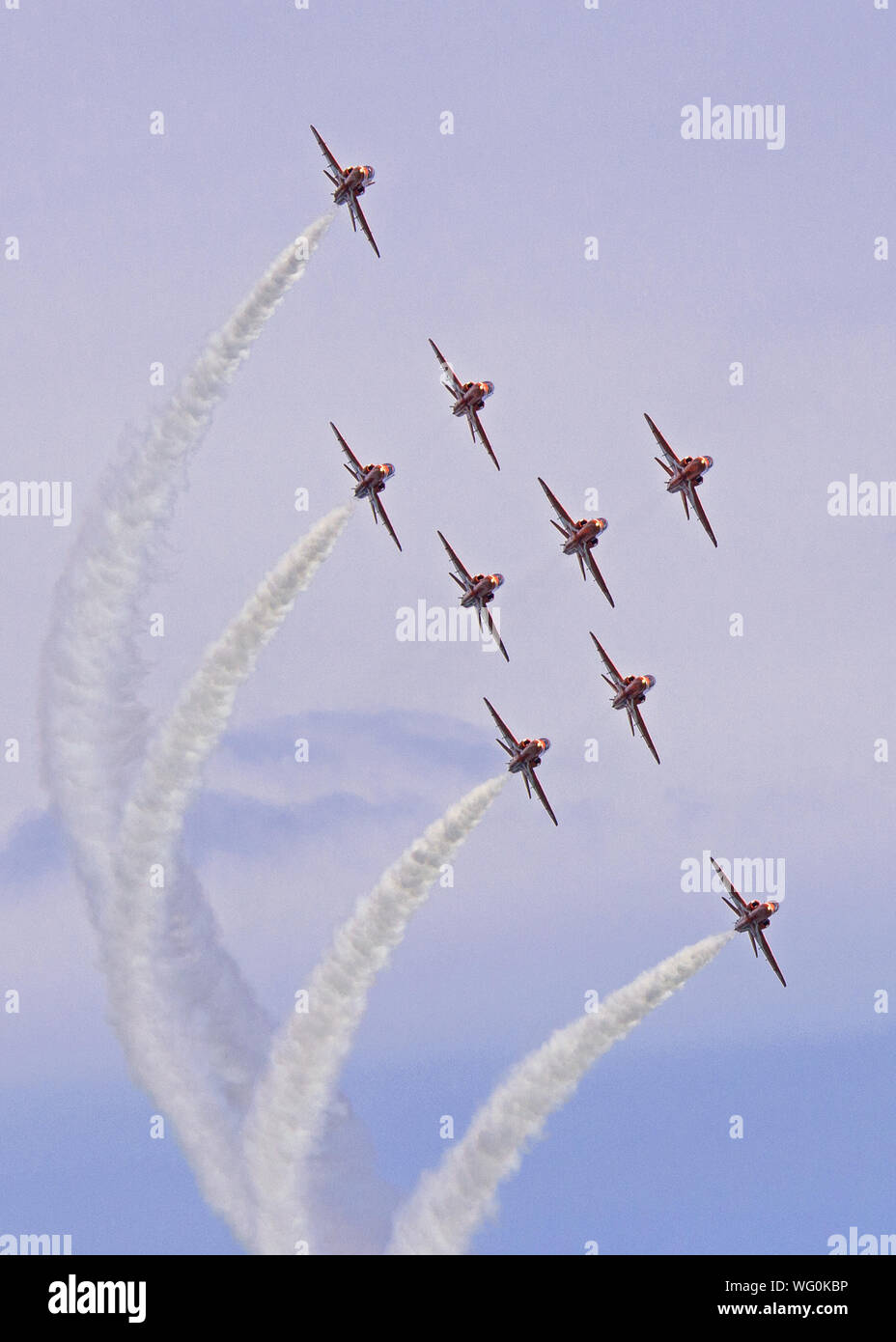 Die roten Pfeile begeistern die Zuschauer mit einem Ihrer öffnung enger Formation manoevres - Die Typhoon. Eastbourne International Airshow, 2018. Stockfoto