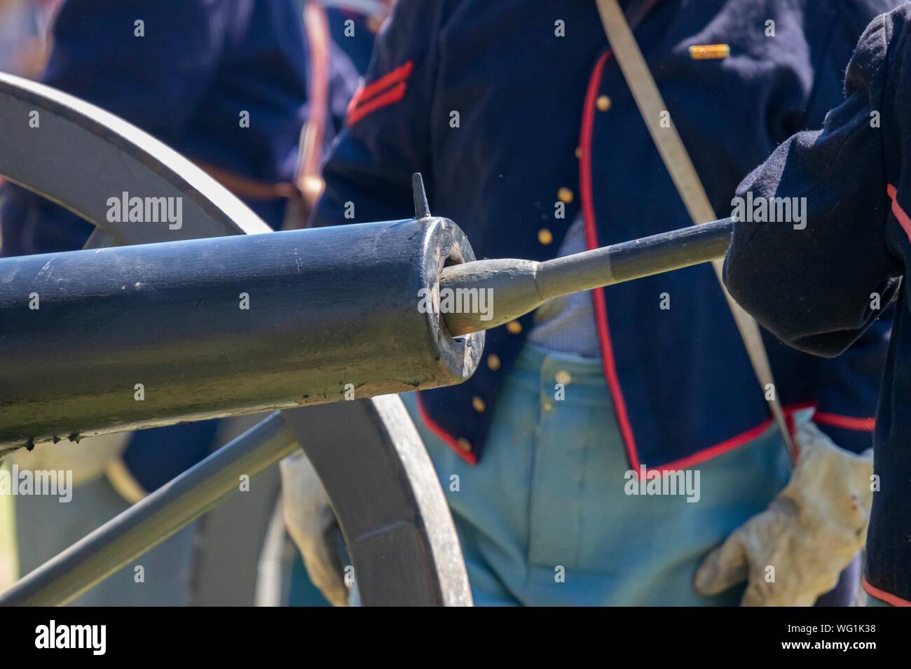 Akteure in der Union Soldaten Uniformen gekleidet Laden einer Kanone während des Amerikanischen Bürgerkriegs reenactment zu entlassen werden. Stockfoto