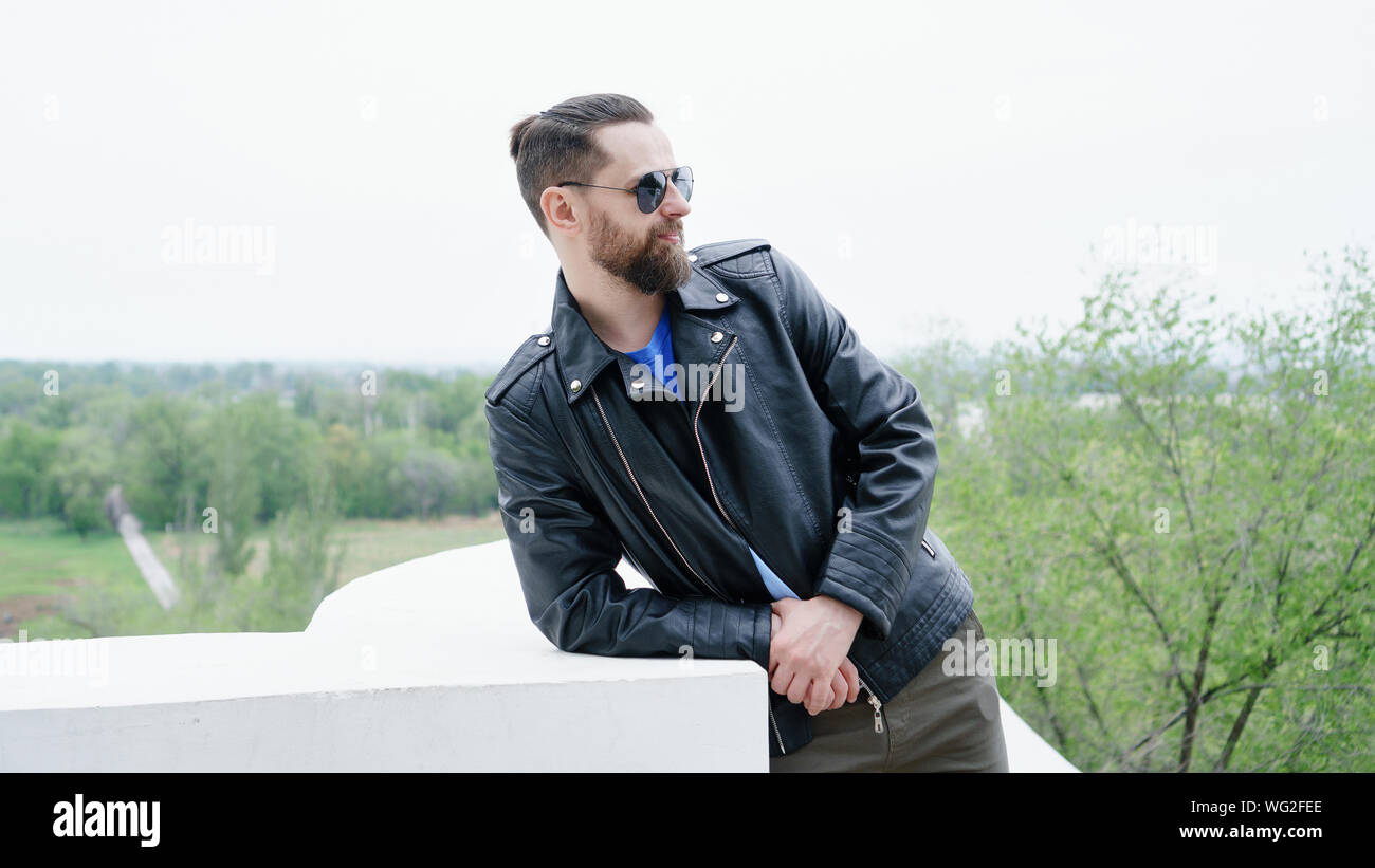 Seitenansicht fashion Portrait des Denkens stilvolle Jungen gut aussehenden Bärtigen hipster Mann in Sonnenbrille weg schauen. Stockfoto