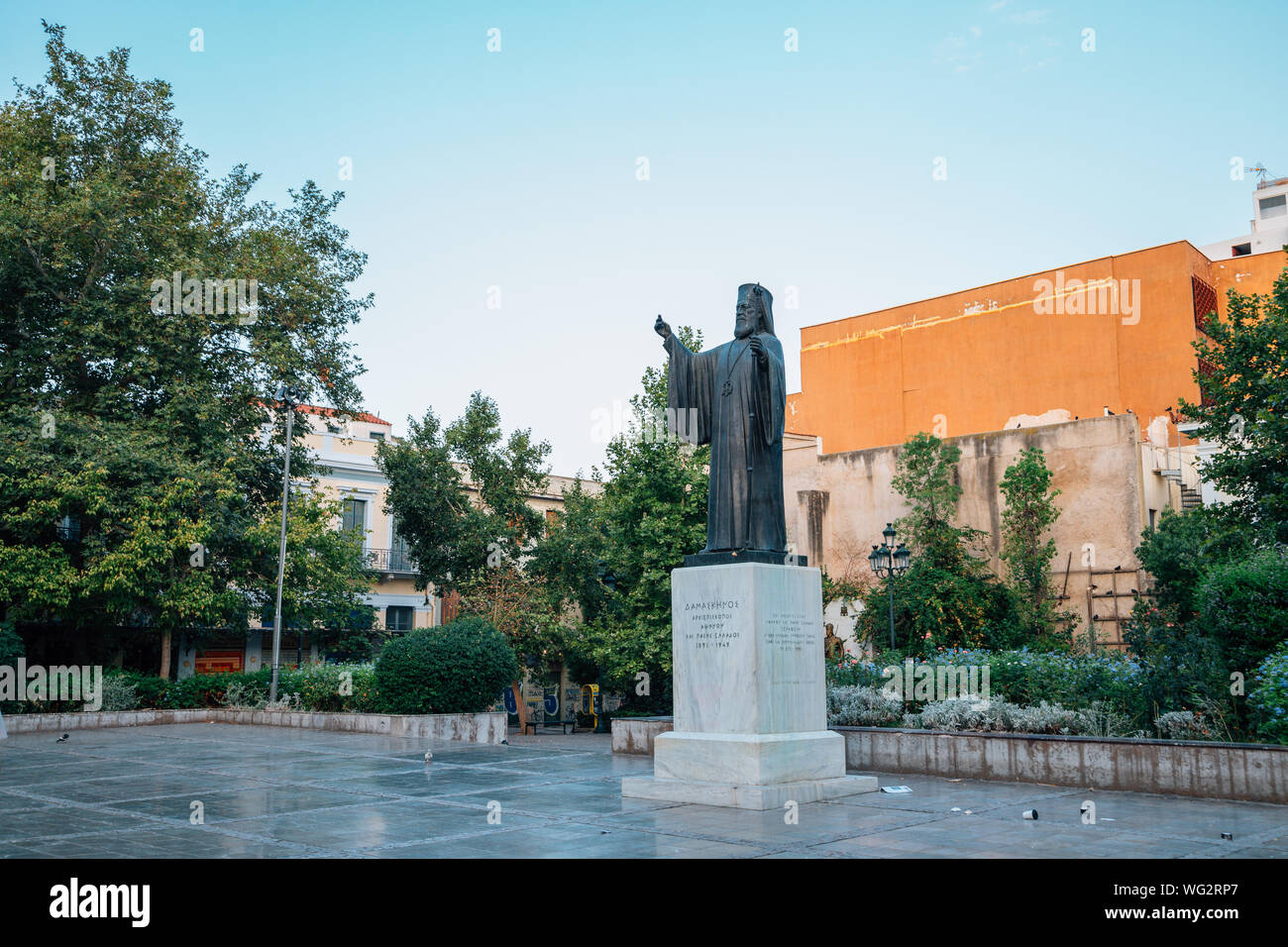 Athen, Griechenland - August 5, 2019: Statue des Damaskinos Papandreou bei Metropolitan Cathedral Square Stockfoto
