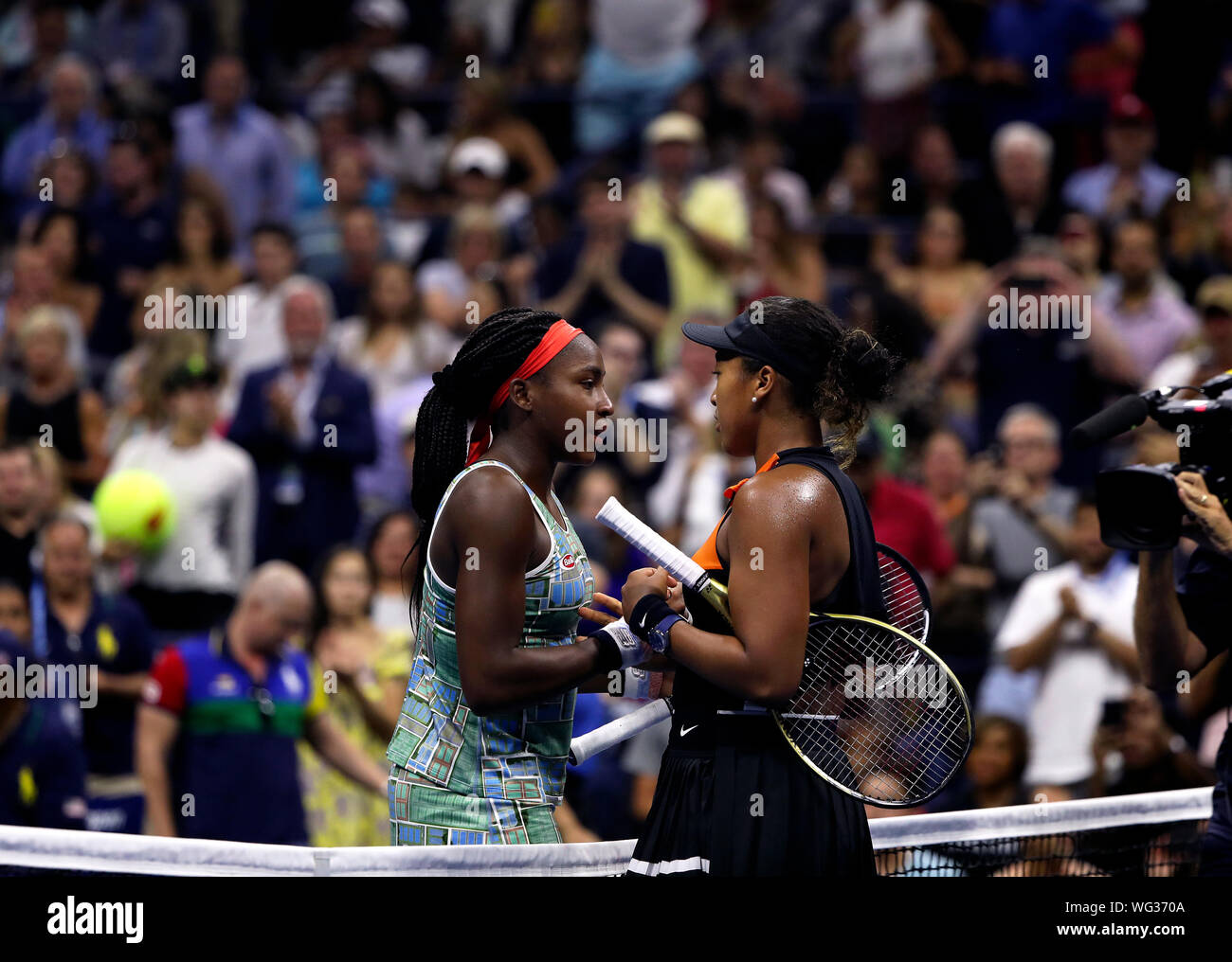 New York, Vereinigte Staaten. 31 Aug, 2019. Flushing Meadows, New York, Vereinigte Staaten - 31 August, 2019. Nummer 1 Samen, Naomi Osaka Komfort ihre Gegnerin Coco Gauff nach Osaka besiegte sie in gerade Sätze in der dritten Runde bei den US Open. Quelle: Adam Stoltman/Alamy leben Nachrichten Stockfoto