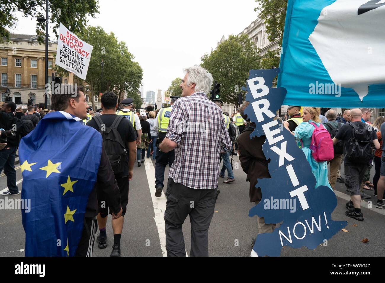 London, Großbritannien. 31 Aug, 2019. Pro-Brexit Unterstützer vermischen sich mit Anti-Brexit Unterstützer im Whitehall während der Demonstrationen. Tausende von Menschen im ganzen Land versammelt, um gegen Boris Johnson proroguing Parlament. Credit: SOPA Images Limited/Alamy leben Nachrichten Stockfoto