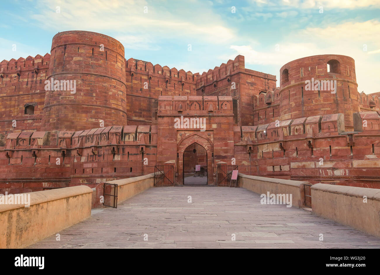 Agra Fort - historischen roten Sandstein fort von mittelalterlichen Indien bei Sonnenaufgang. Agra Fort ist ein UNESCO Weltkulturerbe in der Stadt Agra Indien. Stockfoto