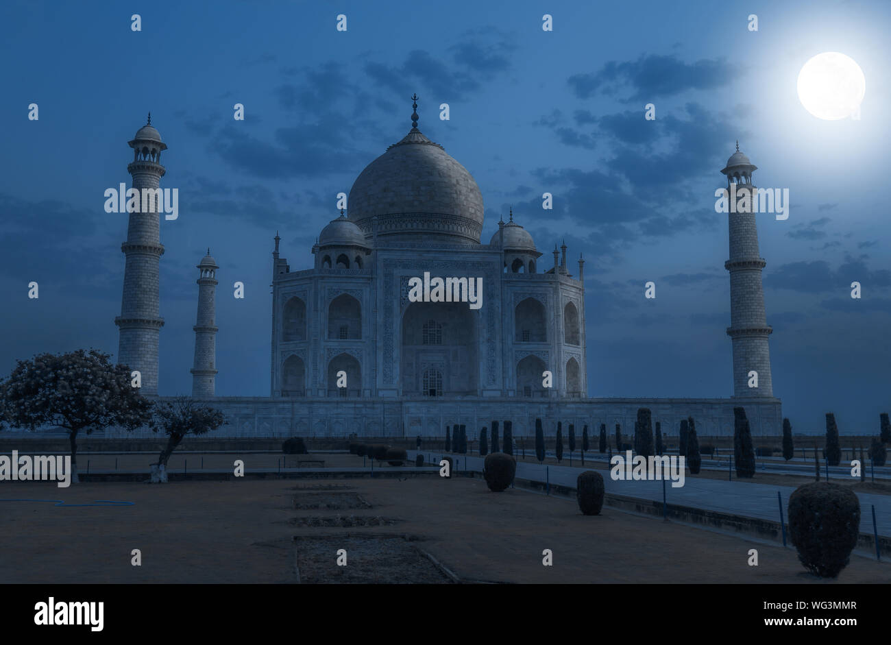 Taj Mahal Agra auf einem Vollmond Nacht. Taj Mahal ist ein UNESCO-Weltkulturerbe und ein Mughal Architektur Meisterwerk Stockfoto