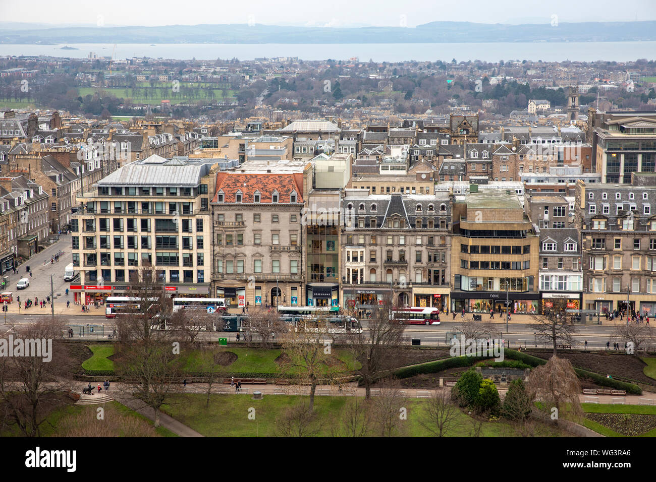Das Stadtzentrum von Edinburgh in Schottland von Edinburgh Castle, Schottland gesehen, Großbritannien Stockfoto
