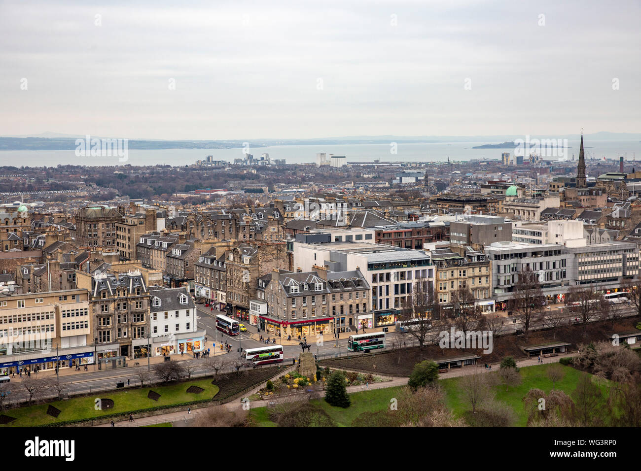 Luftaufnahme der Stadt Edinburgh in Schottland an einem bewölkten Tag Winter, Schottland, Großbritannien Stockfoto