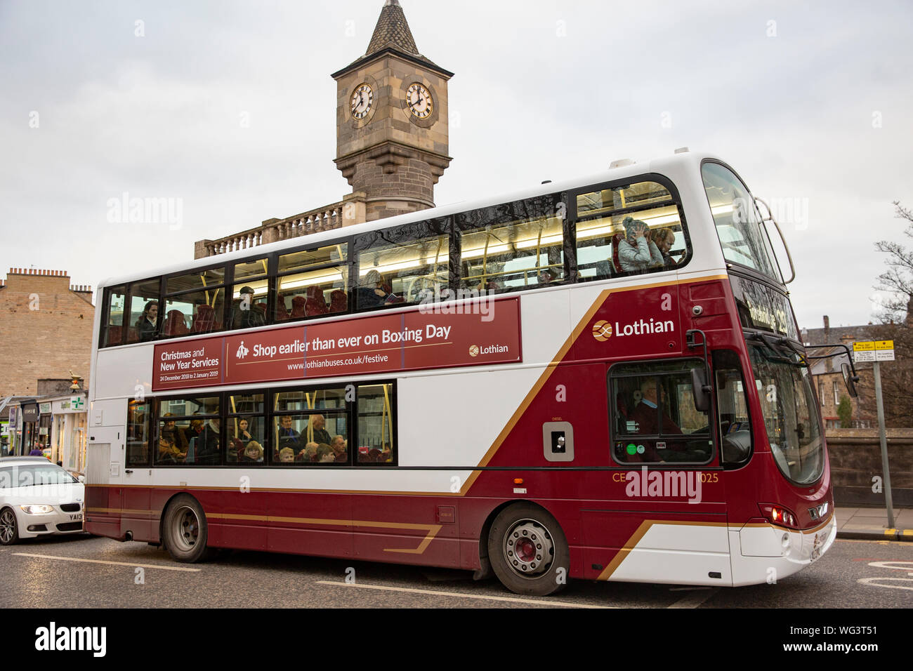 Lothian Double Decker Bus im Stadtzentrum von Edinburgh an einem Wintertag, Schottland, Vereinigtes Königreich Stockfoto