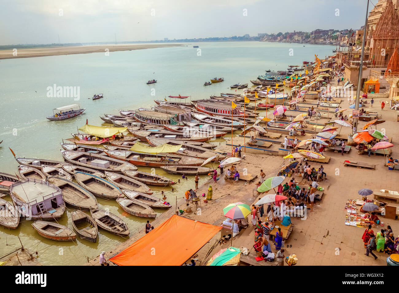 Varanasi Ganges ghat Luftaufnahme mit alten Architektur und hölzerne Boote aufgereiht entlang der Ufer Stockfoto
