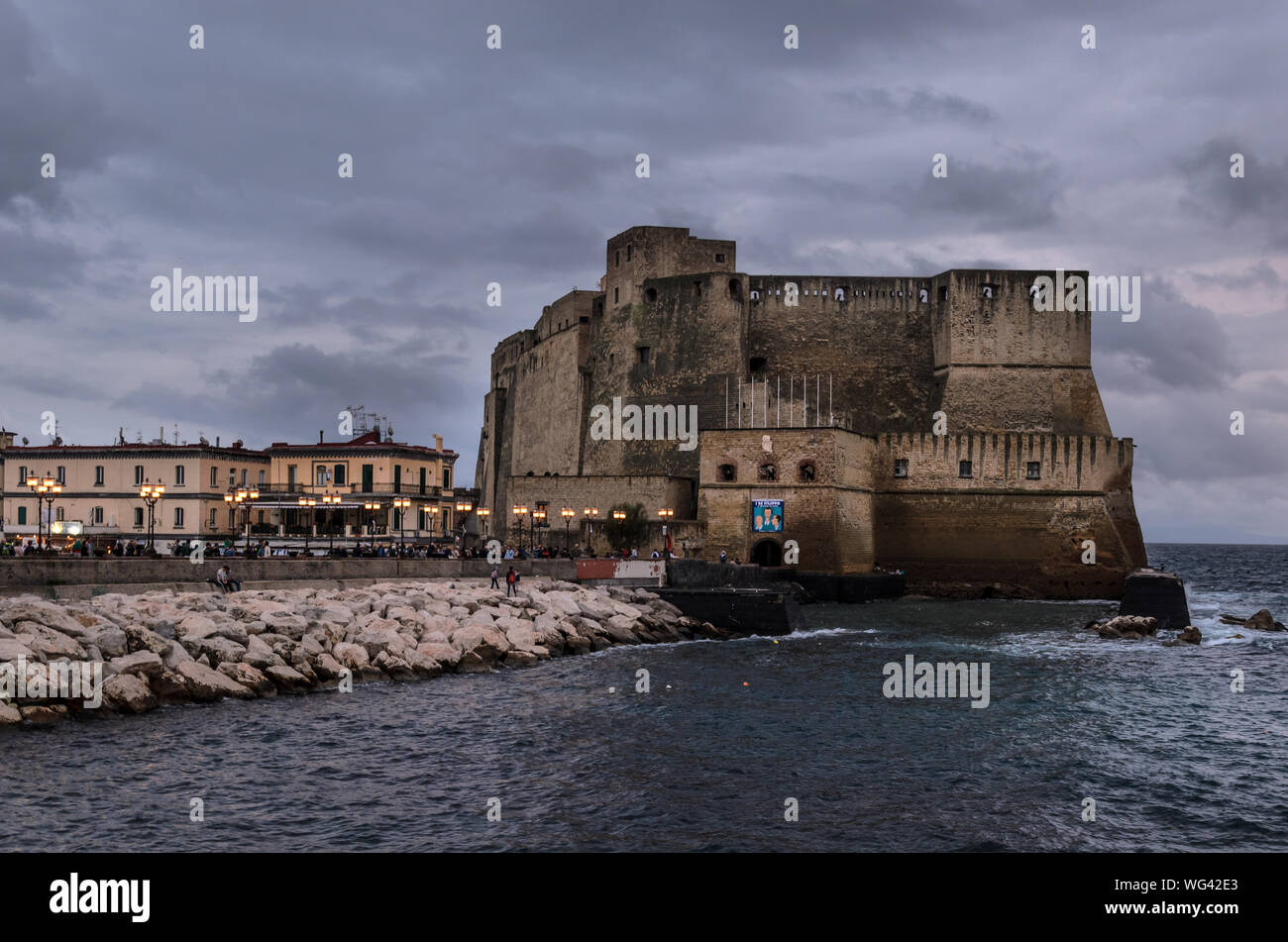 Blick auf das Castel dell'Ovo (Ei) in Neapel, während eines bewölkten Tag. Italien Stockfoto