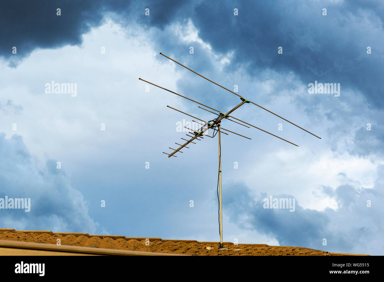Fernsehen Antenne hoch auf Wohnhaus vor dem Sturm rollt durch. Stockfoto