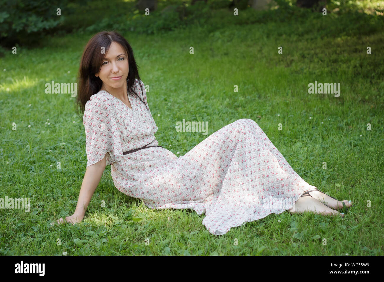 Nette junge Frau, die auf dem Gras. Soft Focus. Stockfoto