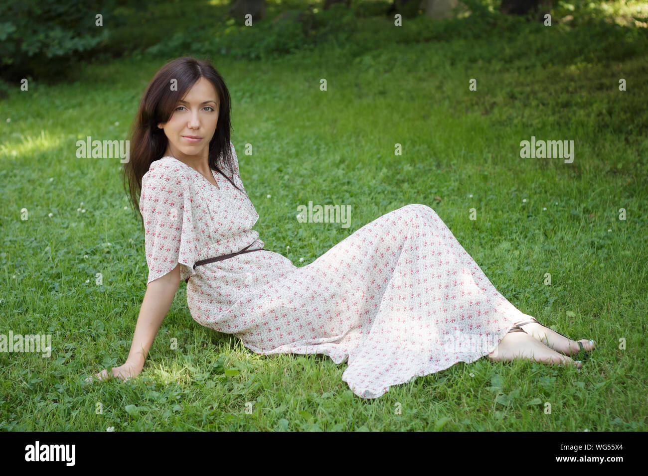 Nette junge Frau, die auf dem Gras. Soft Focus. Stockfoto