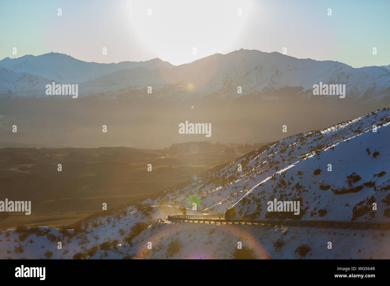 Malerische winter Blick nach unten von der verschneiten Krone reicht in Richtung Frankton und Queenstown, Südinsel, Neuseeland. Stockfoto