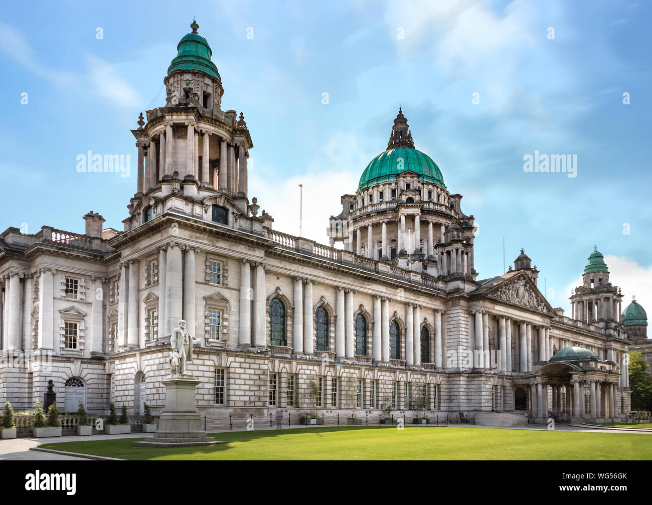 Perspektivische Ansicht der Belfast City Hall in Donegall Square, Nordirland, Großbritannien. Stockfoto