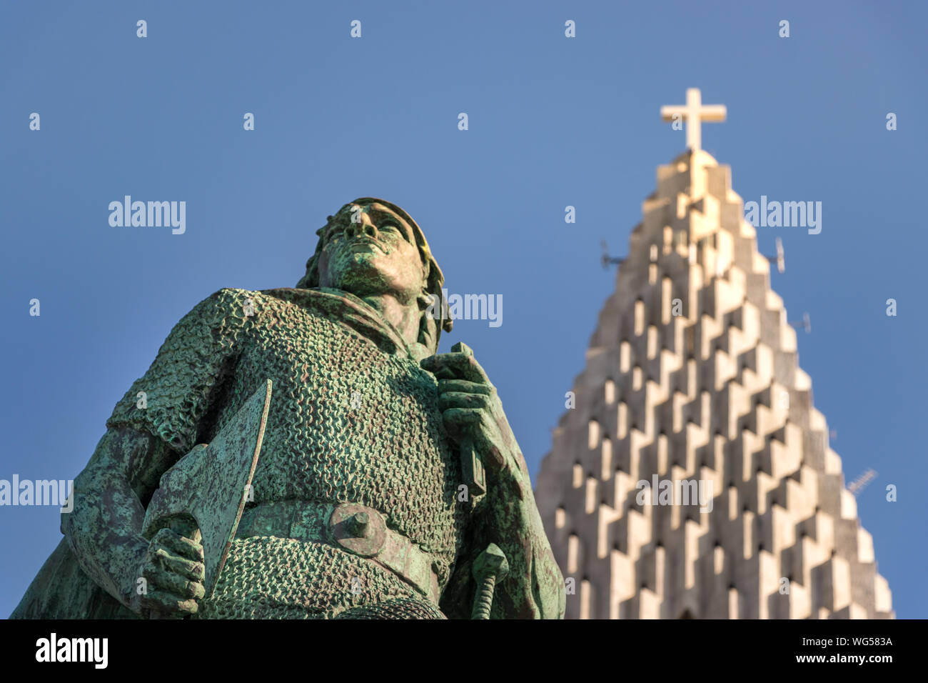 Die Kirche Hallgrimskirkja und die Statue von Viking explorer Leif Erikson, Reykjavik, Island. Stockfoto