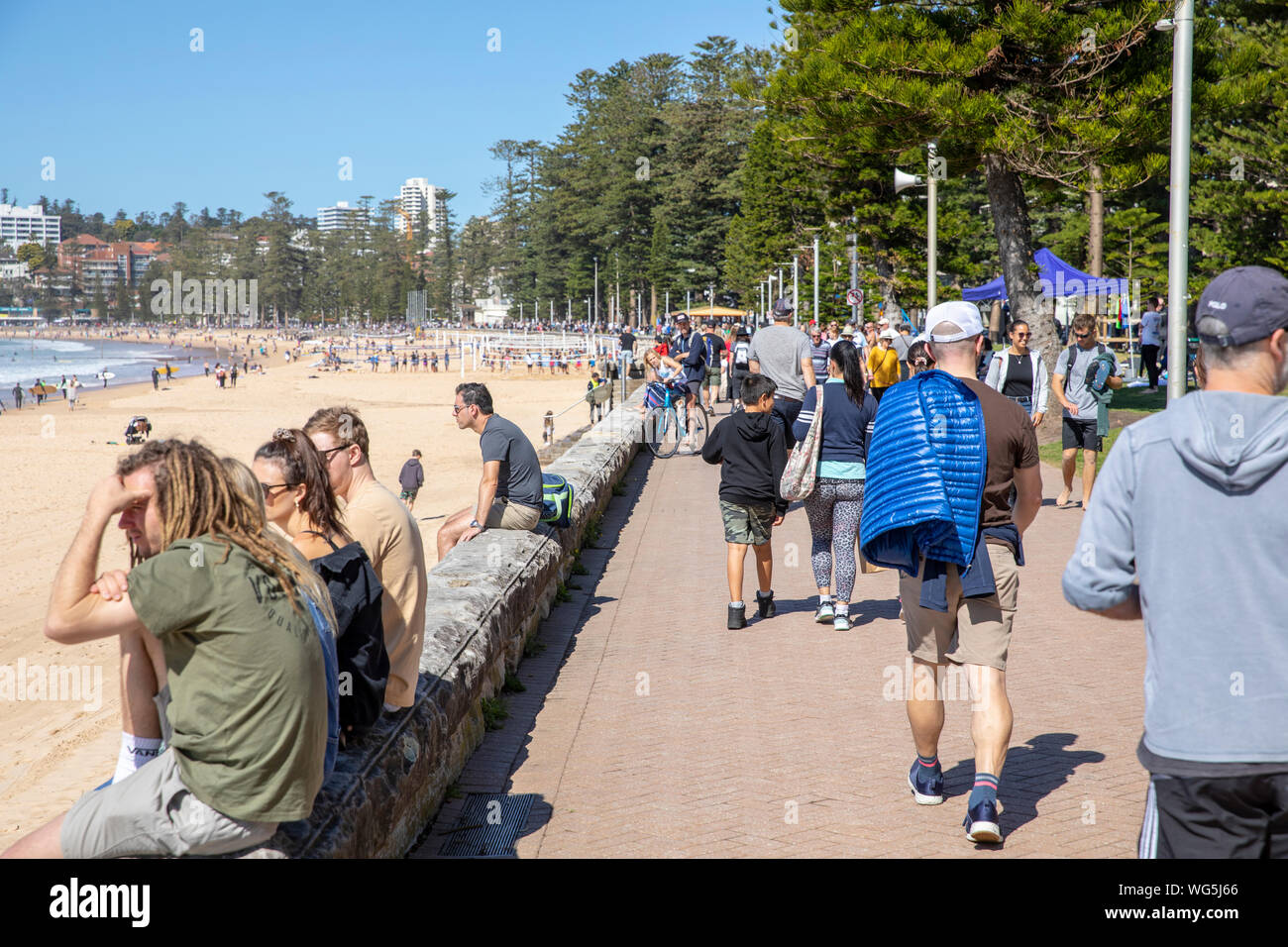 Manly Beach Sydney Menschen genießen Sie einen Sommertag an der Promenade neben dem Strand in Sydney, Australien Stockfoto