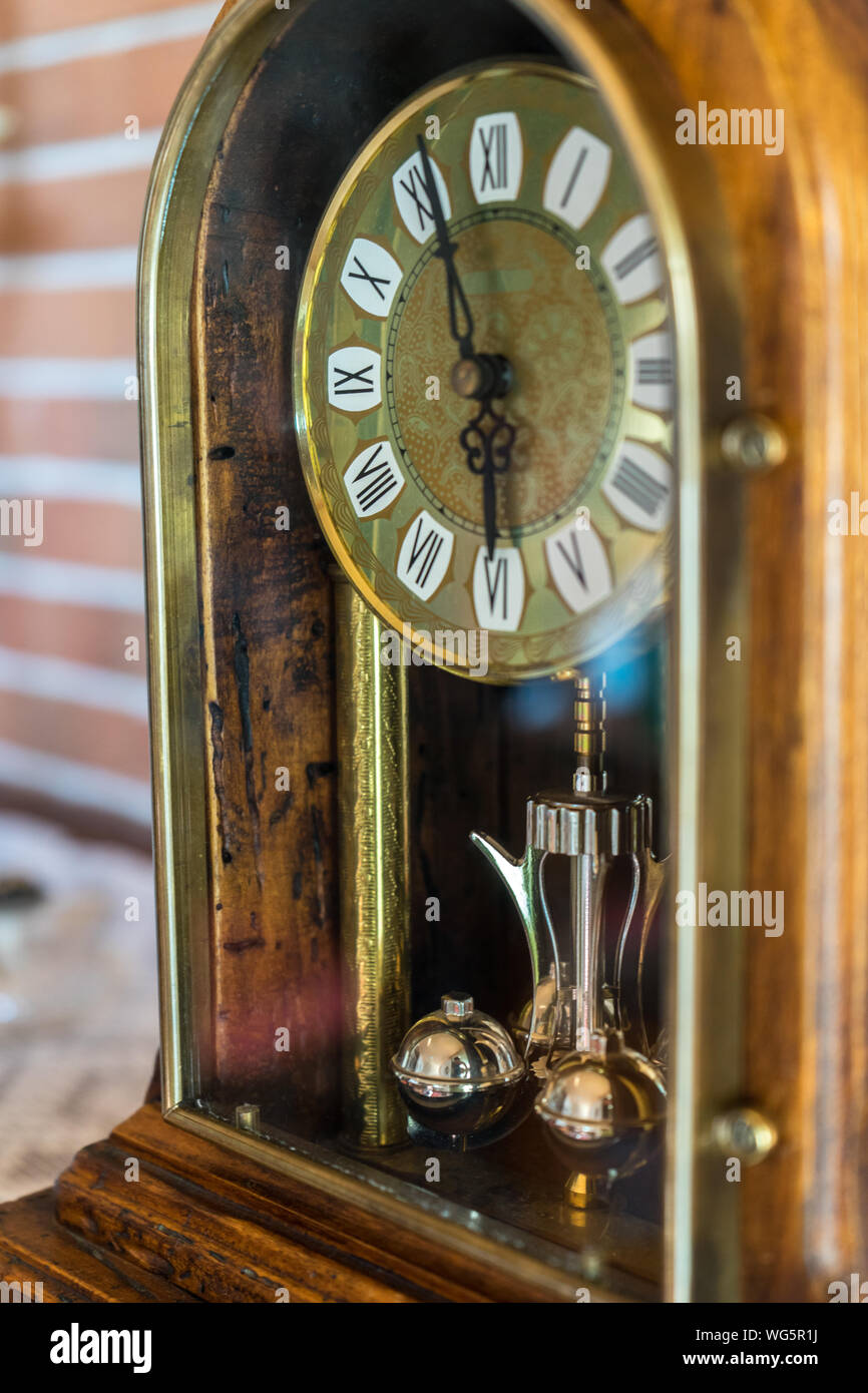 Eine Nahaufnahme eines antiken goldenen Holz- Uhr mit Mauer Hintergrund Stockfoto