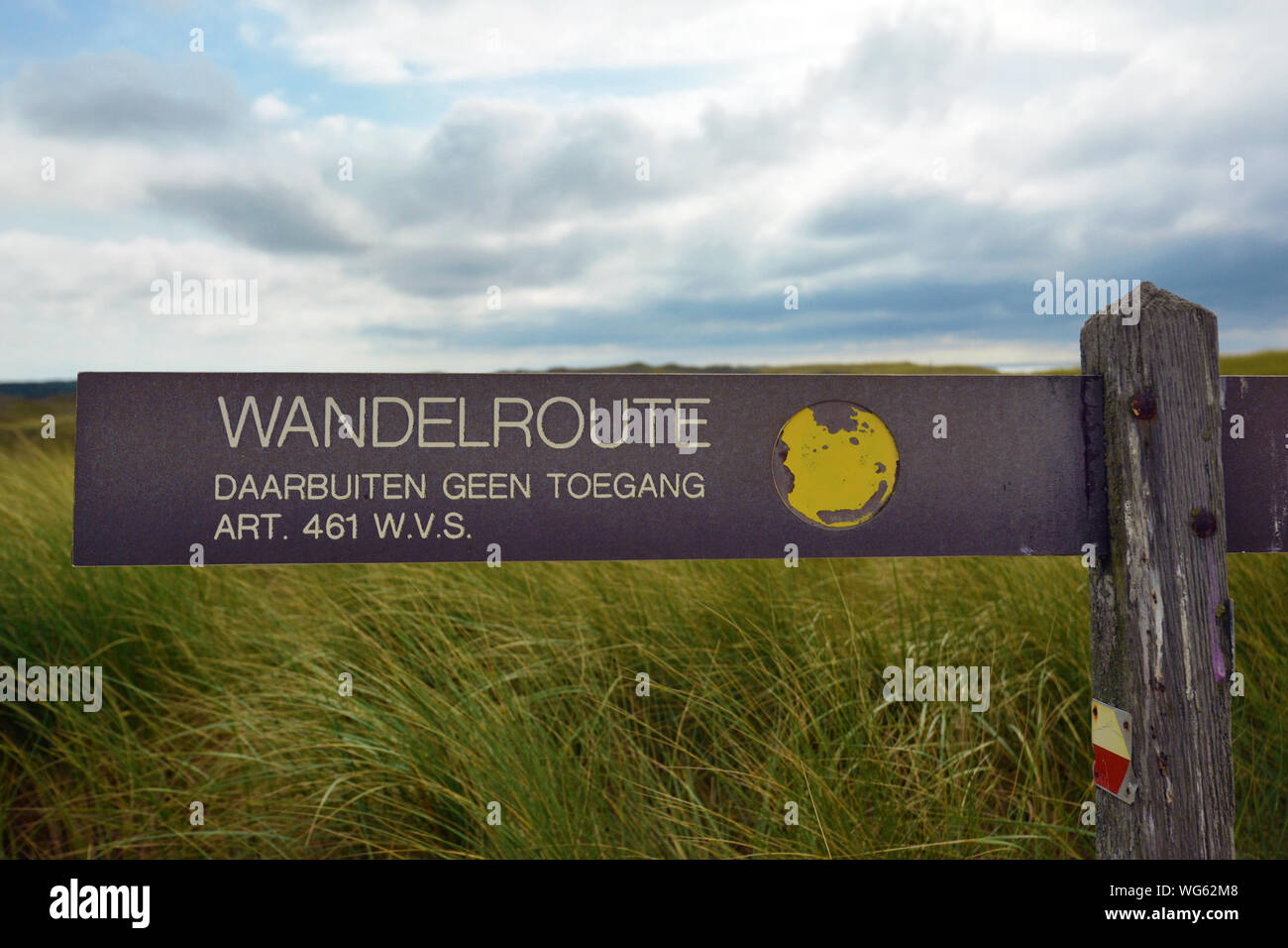 Texel, Holland/Niederlande - August 2019: Pfeilförmigen Schild mit Wanderweg im Nationalpark "uinen van Texel' auf der Insel Texel. Stockfoto