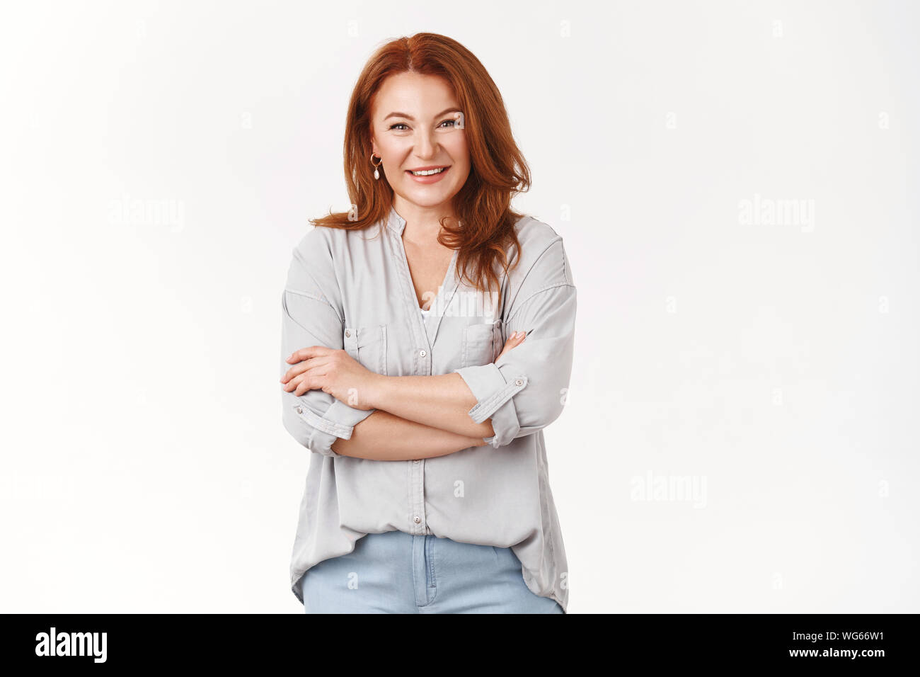 Pflege schöne glücklich im mittleren Alter rothaarige Frau Kreuz arme Brust Lächeln freudig Sprechen lebhaften Kind Grade school Lehrer grinsend, lachend h diskutieren Stockfoto