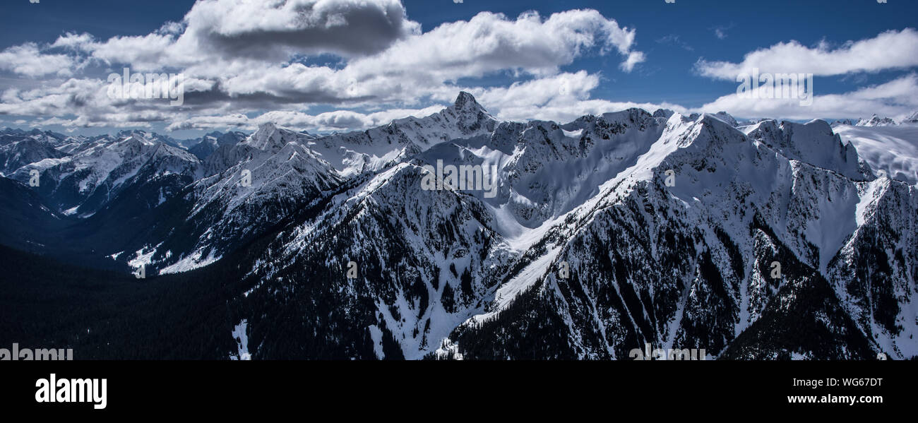 Panoramablick auf die schneebedeckten Berge an der Cascade Range Stockfoto