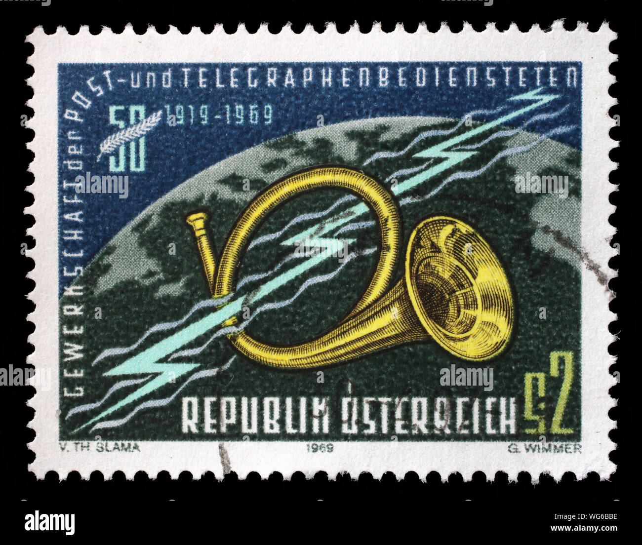 Für die Briefmarke Österreich zeigt zum 50-jährigen Jubiläum der Gewerkschaft der Post- und Telekommunikation Mitarbeiter Stockfoto