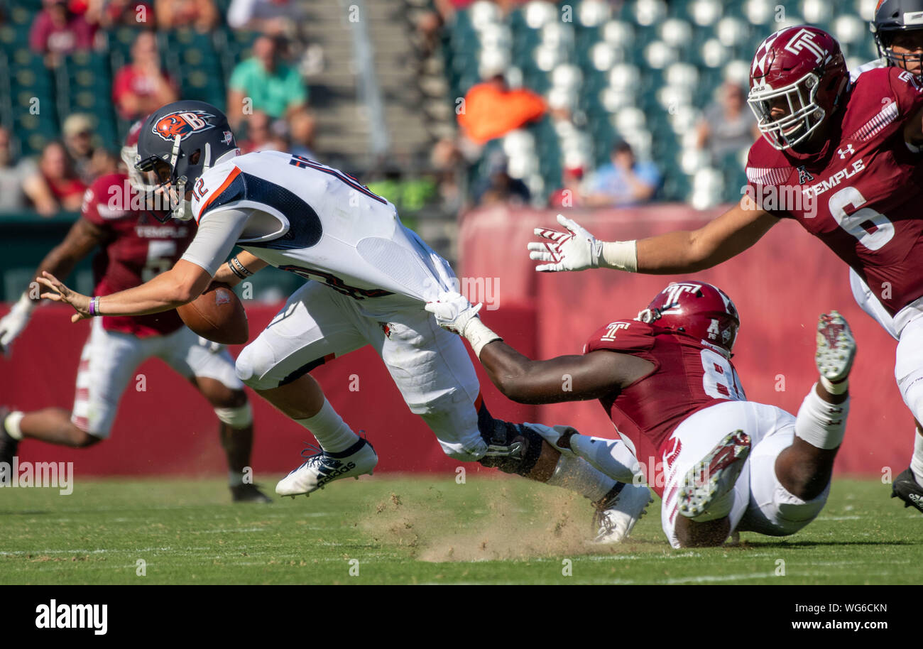 Philadelphia, Pennsylvania, USA. 31 Aug, 2019. Die Bucknell QB, LOGAN BITIKOFER (12) ist durch die Tempel IFEANYI MAIJEH angegangen,(88) während des Spiels am Lincoln Financial Field in Philadelphia Pennsylvania Credit: Ricky Fitchett/ZUMA Draht/Alamy leben Nachrichten Stockfoto