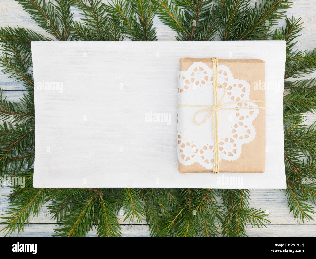 Fir Tree Branch mit vorhanden, weißes Typenschild. Winterurlaub Konzept Stockfoto