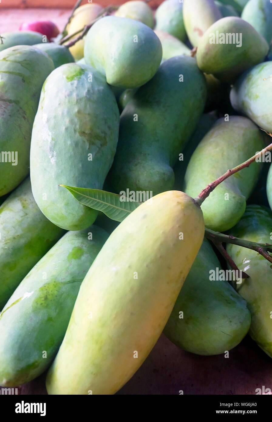 Stapel der Frische reife Mango und Unreife Mango auf der Fruit Shop. Die nationalen Obst von Indien, Pakistan und Der Nationalbaum von Bangladesch. Stockfoto
