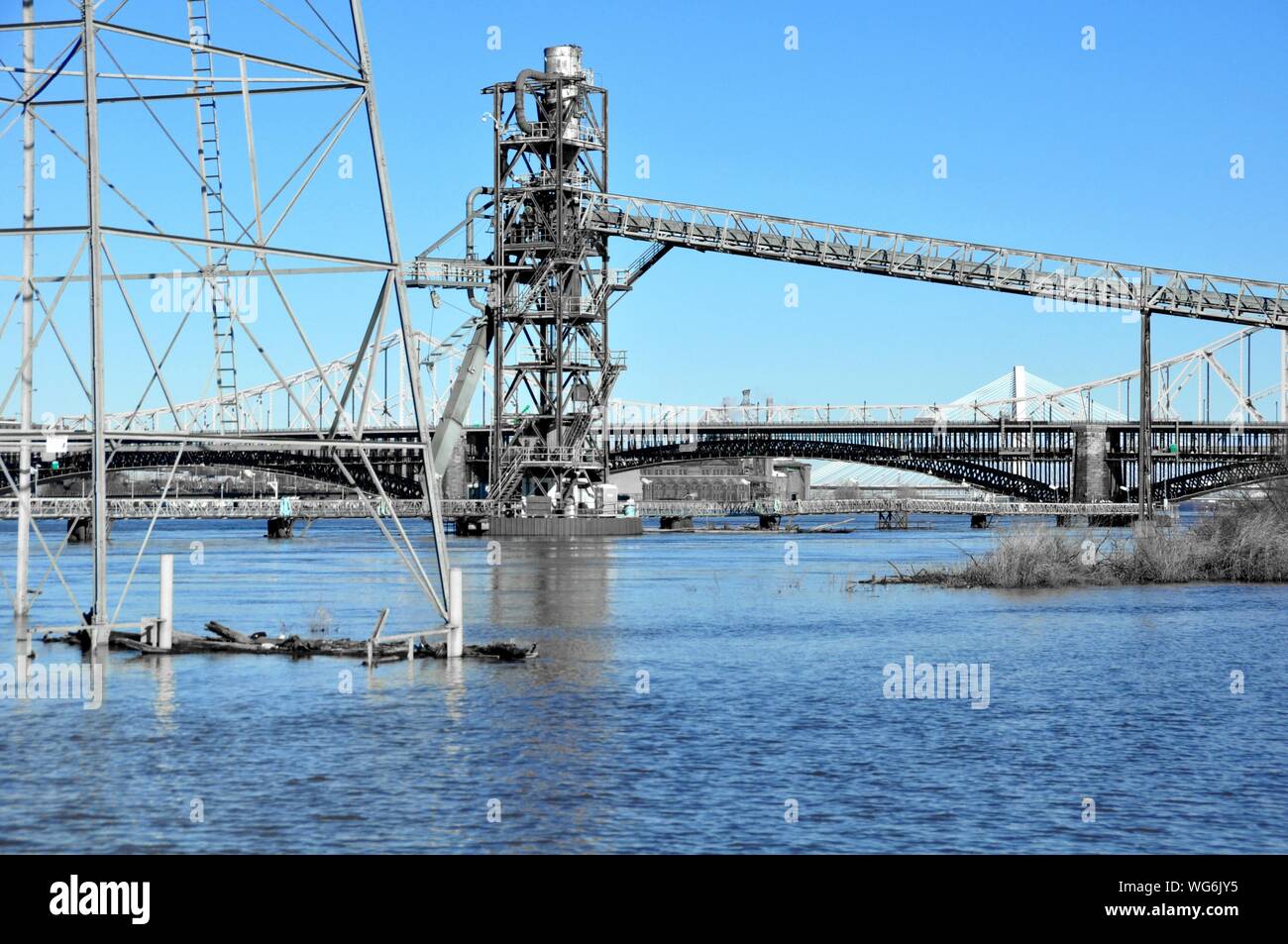 Eads-Brücke im Bau über Mississippi Fluss gegen Sky Stockfoto
