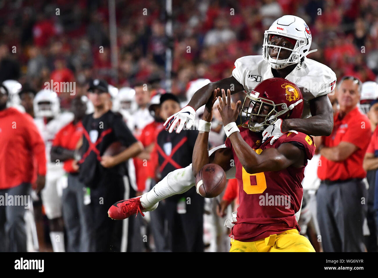 August 31, 2019 Los Angeles, CA. USC Trojans cornerback Isaac Taylor-Stuart #6 Bricht den Pass für Fresno Zustand-Bulldoggen wide receiver Derrion Grim #7 in Aktion, die im dritten Quartal des NCAA Football Spiel zwischen den USC Trojans und der Fresno State Bulldoggen am Kolosseum in Los Angeles, Kalifornien bestimmt. Die USC Trojans Niederlage die Fresno Zustand-Bulldoggen 31-23. Obligatorische Photo Credit: Louis Lopez/CSM Stockfoto