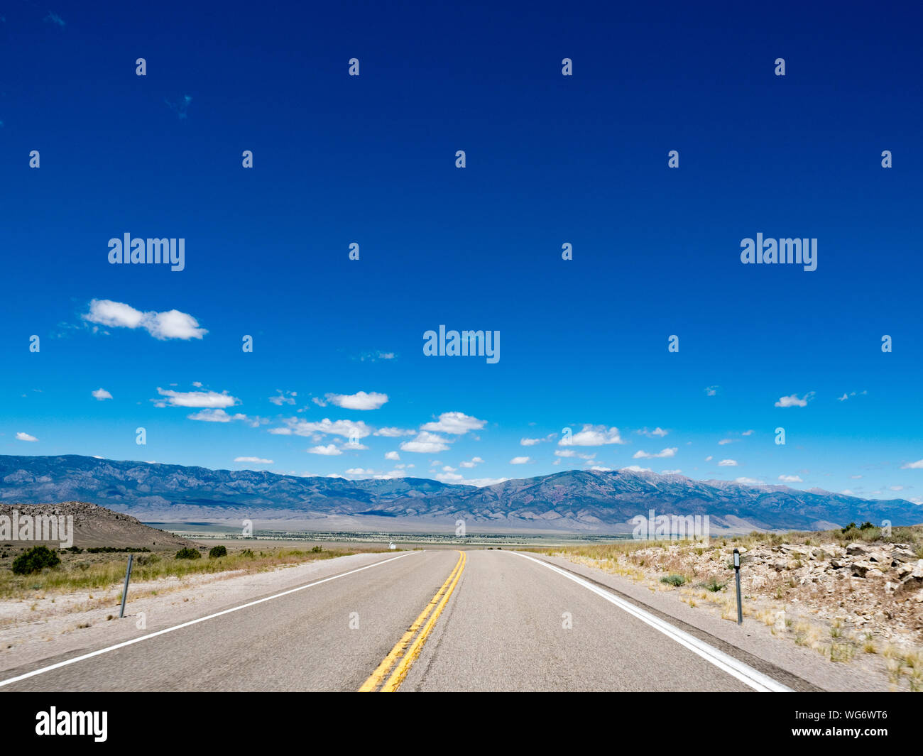 Einsamen Ausdehnung der Straße zwischen Ely, Nevada und West Wendover, Nevada auf US Route 93 Stockfoto
