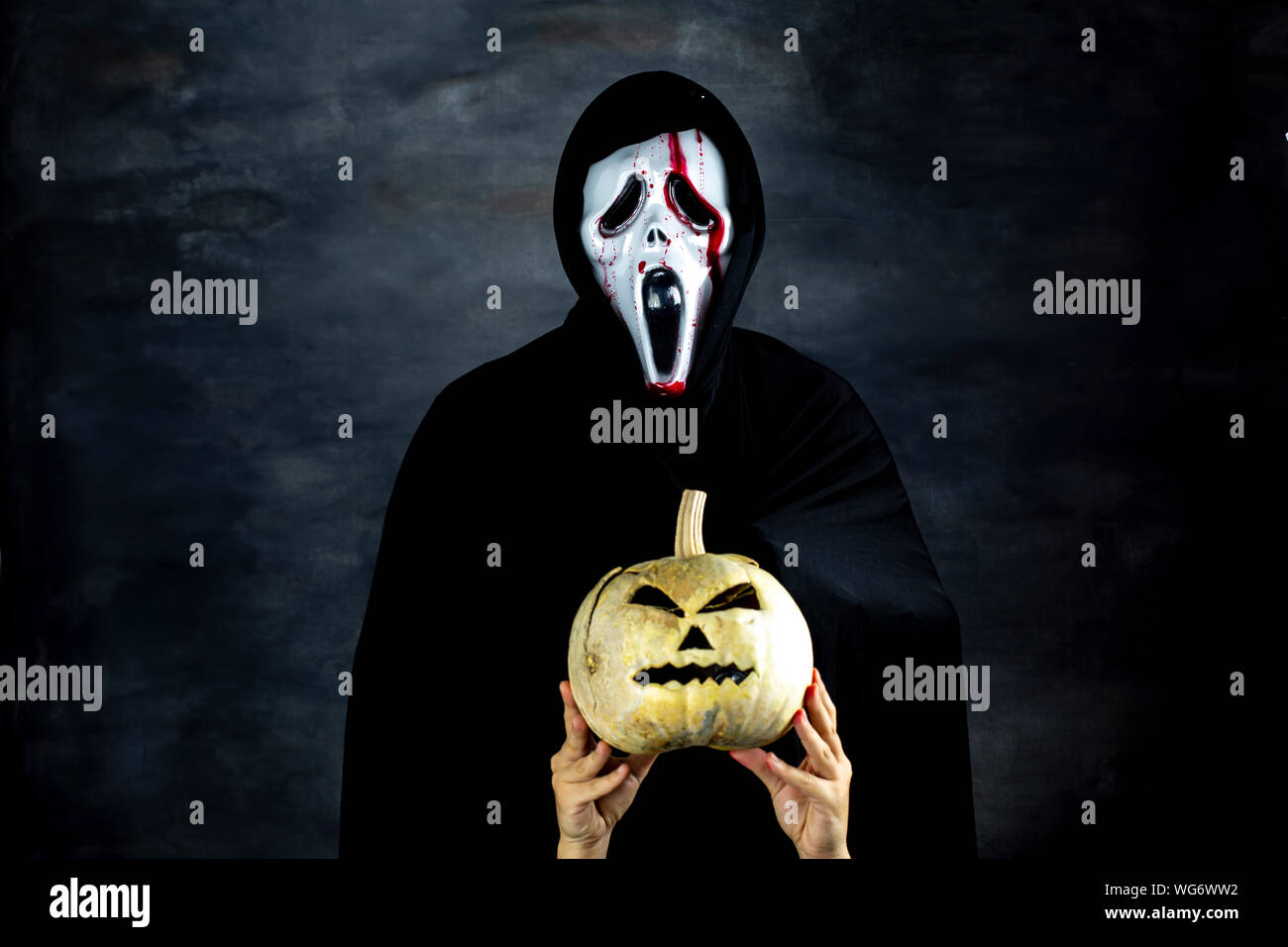 Hallowween Konzept, Maske und Blut und Kürbis Stockfoto