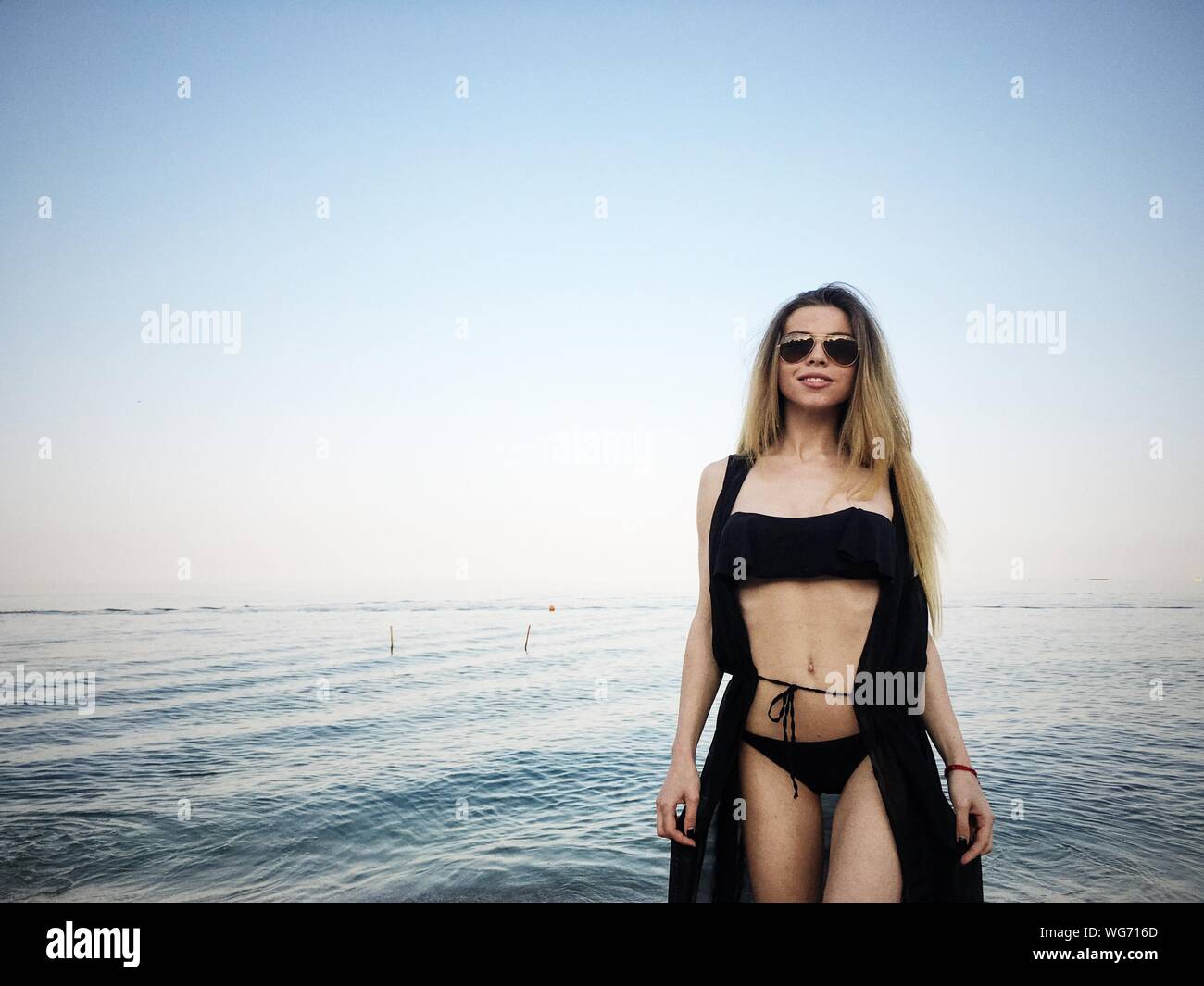 Drei viertel länge Porträt der jungen Frau im Meer Stockfoto
