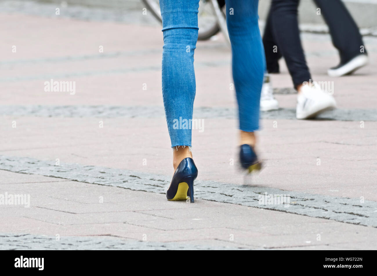 Woman wearing jeans high heels -Fotos und -Bildmaterial in hoher Auflösung  – Alamy