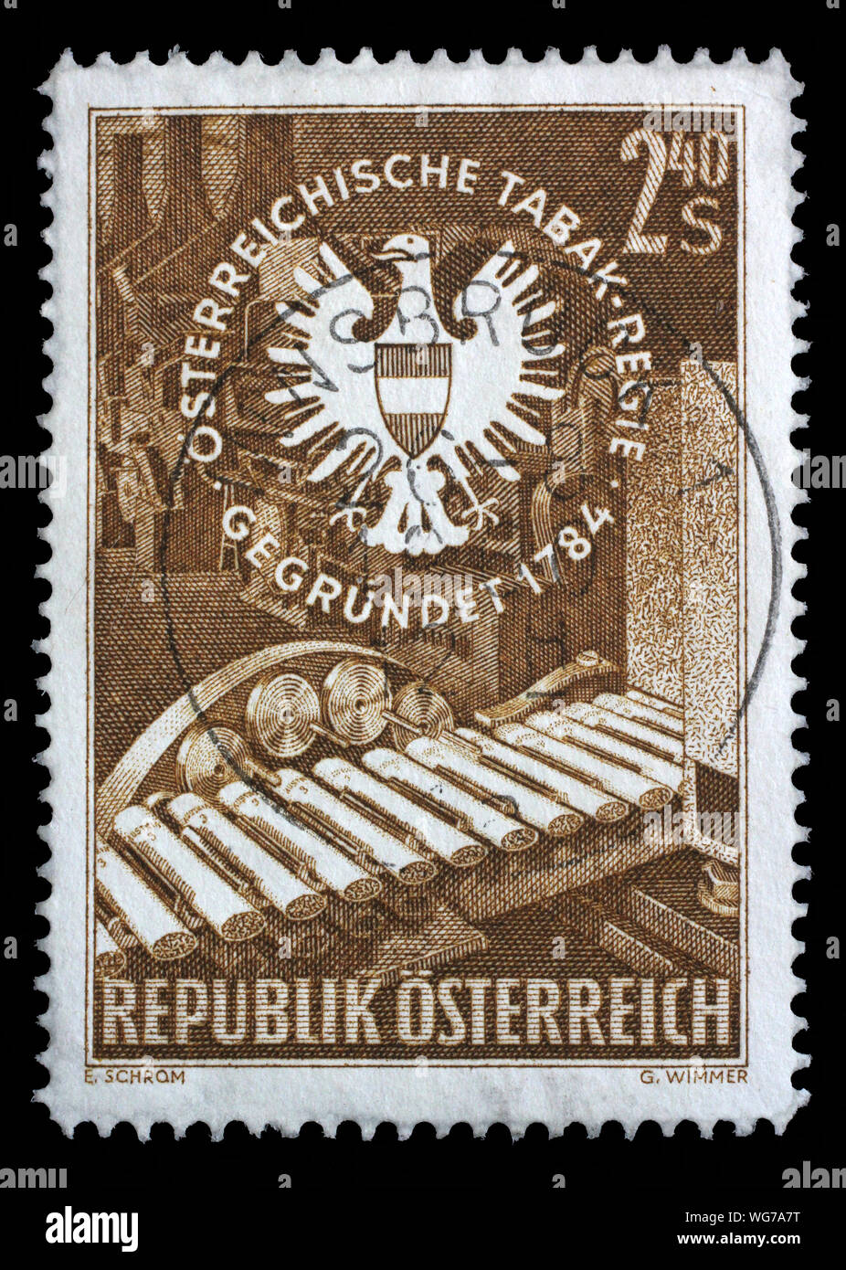 Für die Briefmarke Österreich zeigt Zigarette Paket Maschine und Wappen, die Serie österreichische Tabakindustrie, circa 1959. Stockfoto