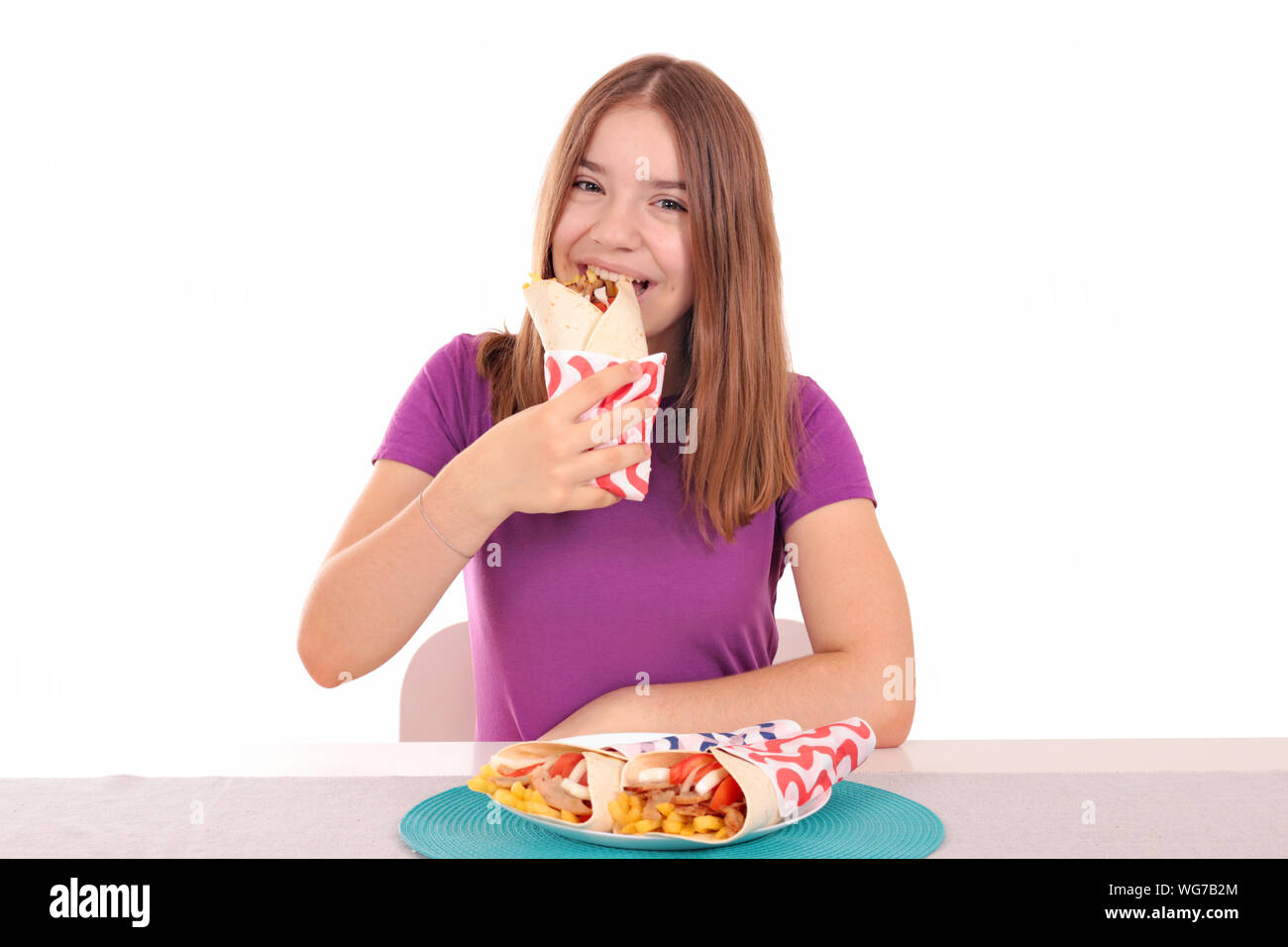 Hungrig Jugendmädchen ist Essen Gyros Pita Stockfoto