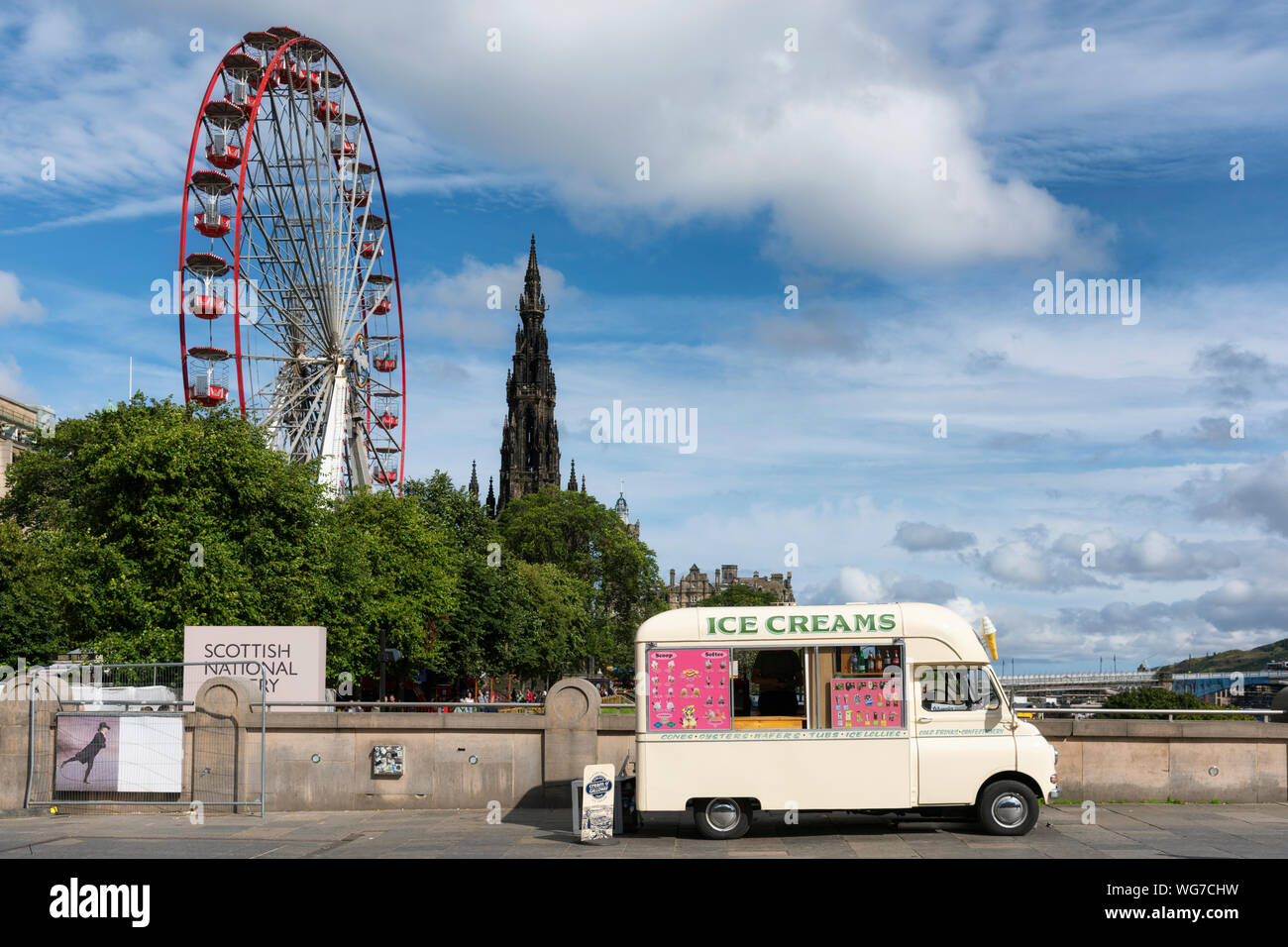 EDINBURGH - 28. AUGUST 2019: Ice Cream Truck, Eisbecher und -kegel auf den Straßen von Edinburgh, Schottland Stockfoto