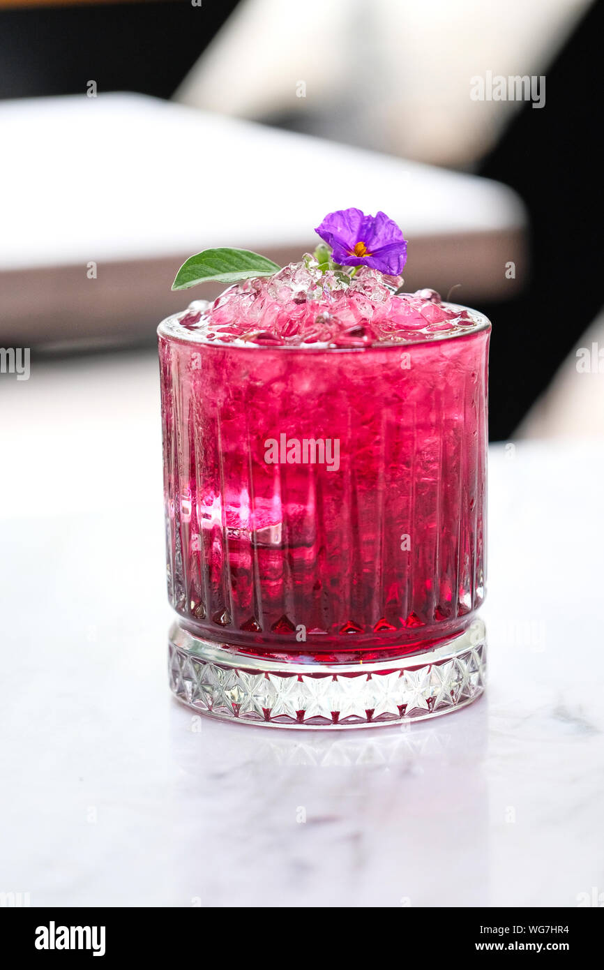 Rot und Rosa frischen bunten Exotischen alkoholfreien Cocktail mit Blackberry auf dem Holztisch. Rot und Pink Mojito Stockfoto