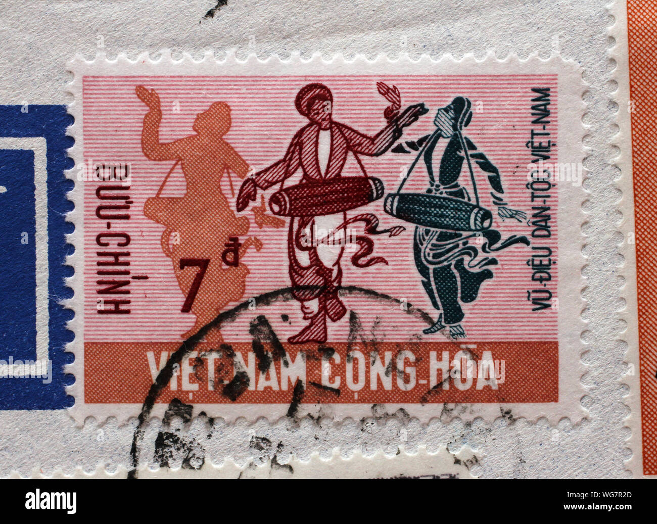 Stempel gedruckt in South Vietnam zeigt Volkstanz der nationalen Minderheiten, ca. 1971. Stockfoto