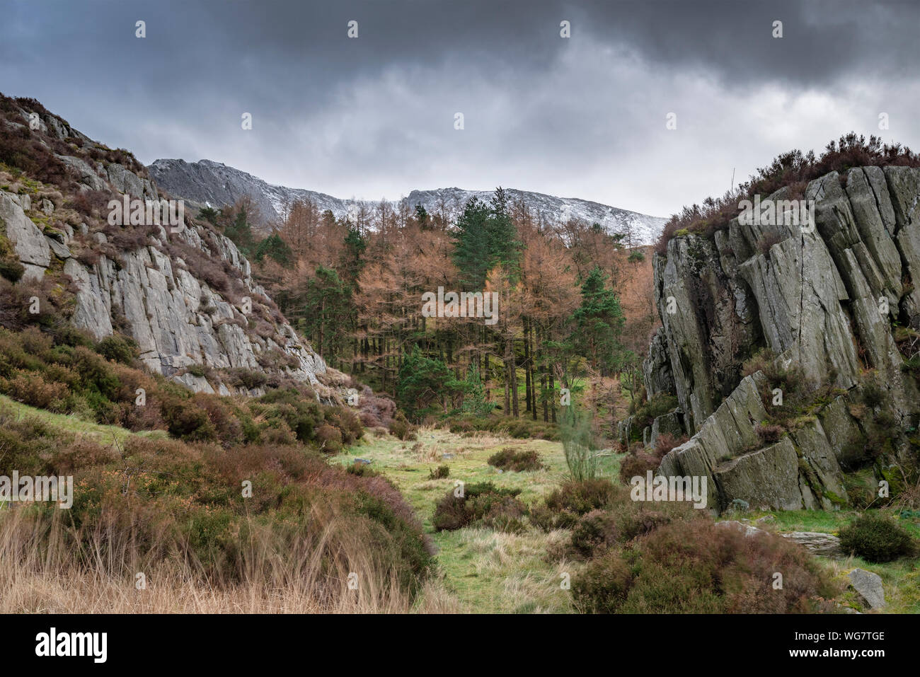 Atemberaubende dramatische Landschaft Bilder der Ogwen Valley in Snowdonia im Winter mit schneebedeckten Glyers Bergkette im Hintergrund Stockfoto