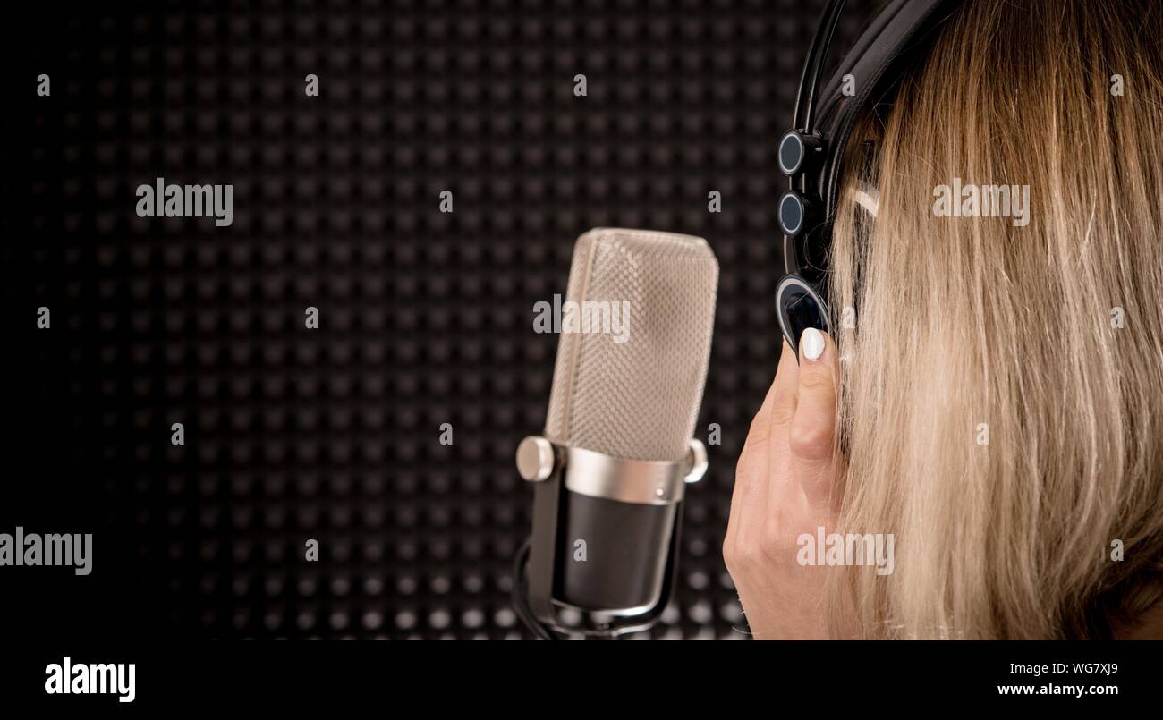 Frau In Recording Studio Stockfoto
