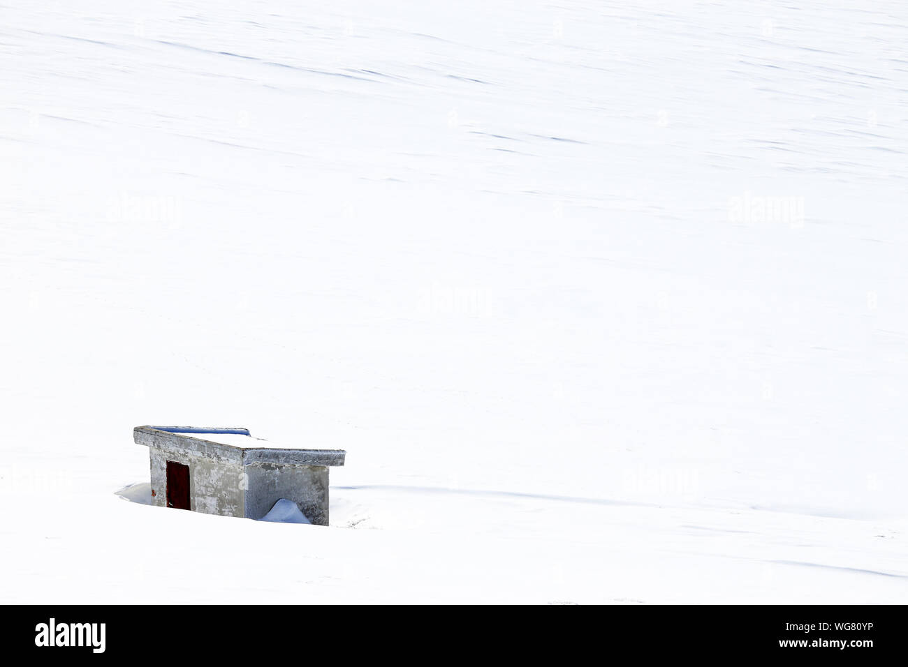 Struktur auf schneebedeckten Feld gebaut Stockfoto