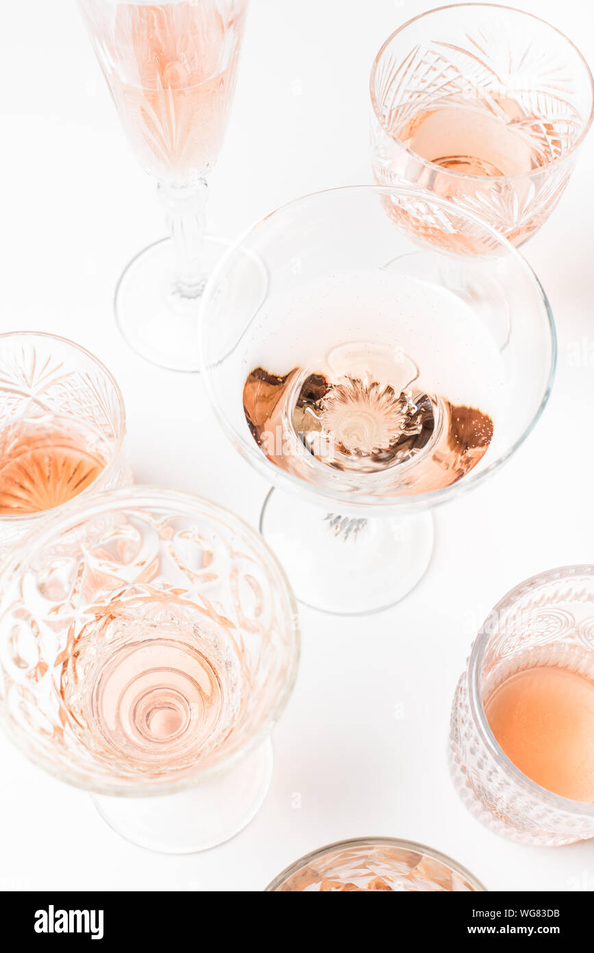 Sekt rose Wein in verschiedene Gläser auf weißem Hintergrund Stockfoto