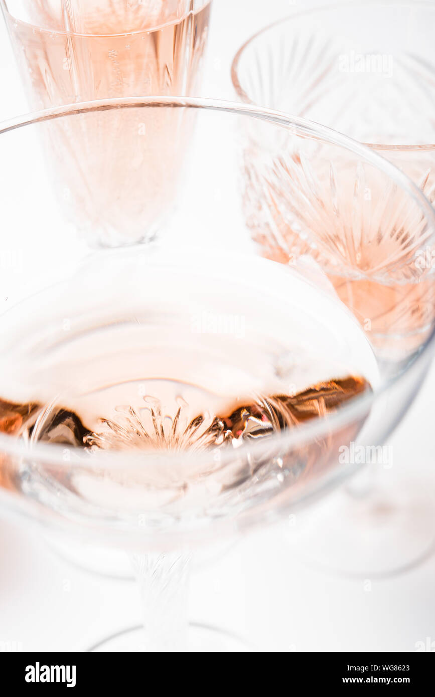 Sekt rose Wein in verschiedene Gläser auf weißem Hintergrund Stockfoto
