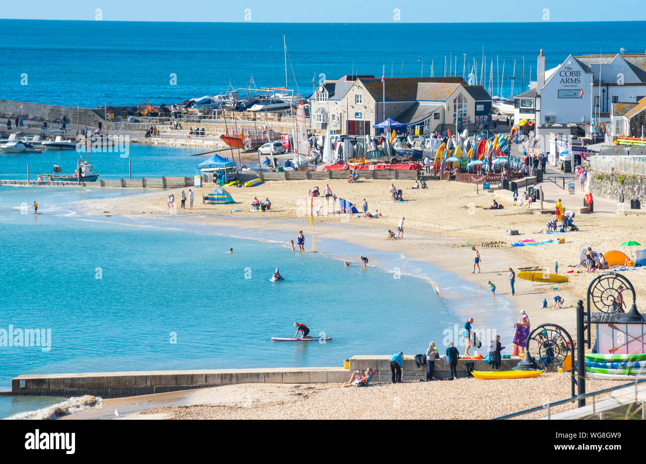 Lyme Regis, Dorset, Großbritannien. 1. September 2019. UK Wetter: Ein schöner sonniger Start in September in den Badeort Lyme Regis am ersten Tag der meteorologische Herbst. Die Leute machen das beste aus der kurzen Rückkehr des sonnigen und warmen Wetter am letzten Tag der Sommerferien. Wetter conidtions sind später im Monat prognostiziert. Credit: Celia McMahon/Alamy leben Nachrichten Stockfoto