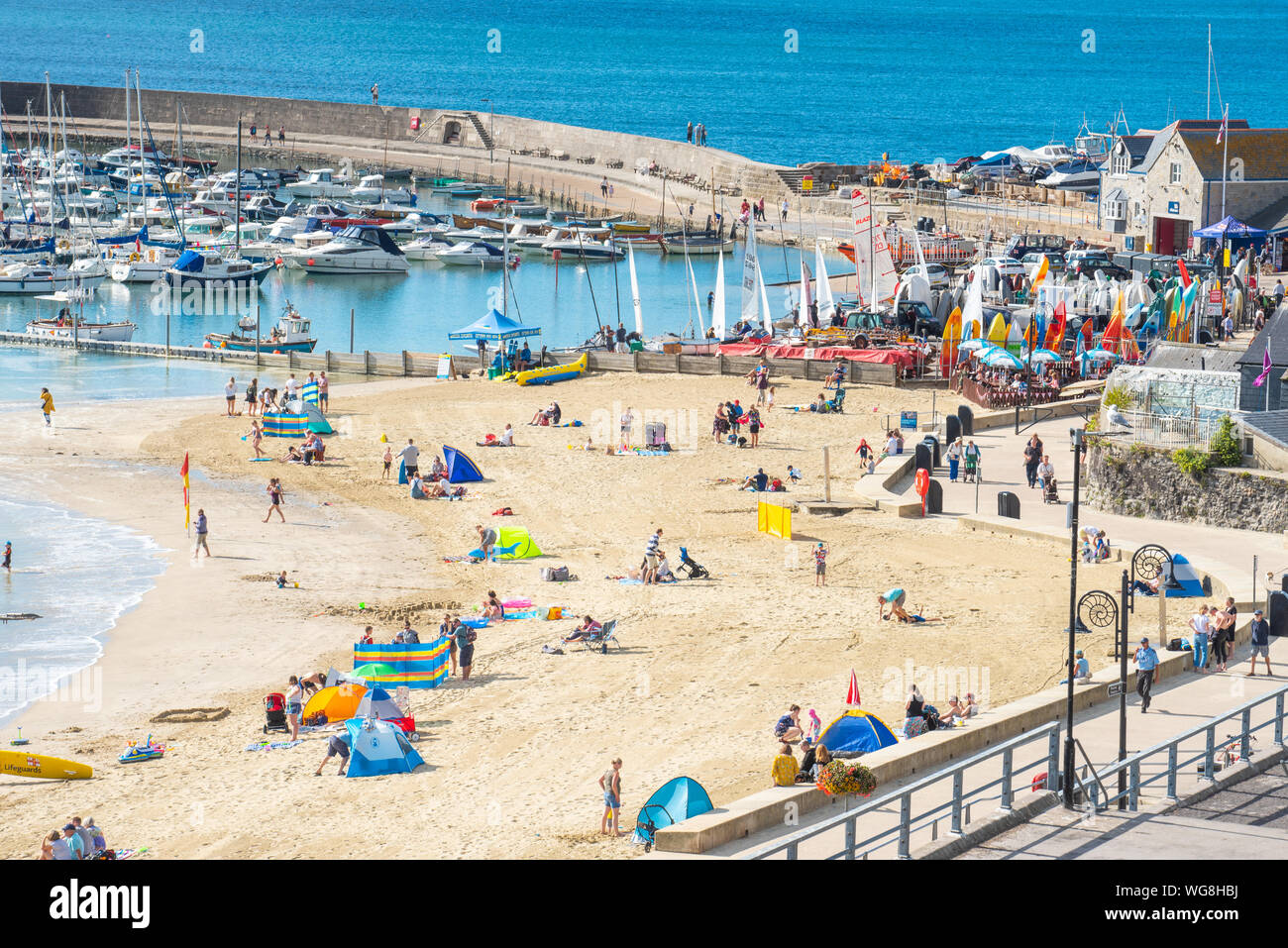 Lyme Regis, Dorset, Großbritannien. 1. September 2019. UK Wetter: Ein schöner sonniger Start in September in den Badeort Lyme Regis am ersten Tag der meteorologische Herbst. Die Leute machen das beste aus der kurzen Rückkehr des sonnigen und warmen Wetter am letzten Tag der Sommerferien. Wetter conidtions sind später im Monat prognostiziert. Credit: Celia McMahon/Alamy leben Nachrichten Stockfoto