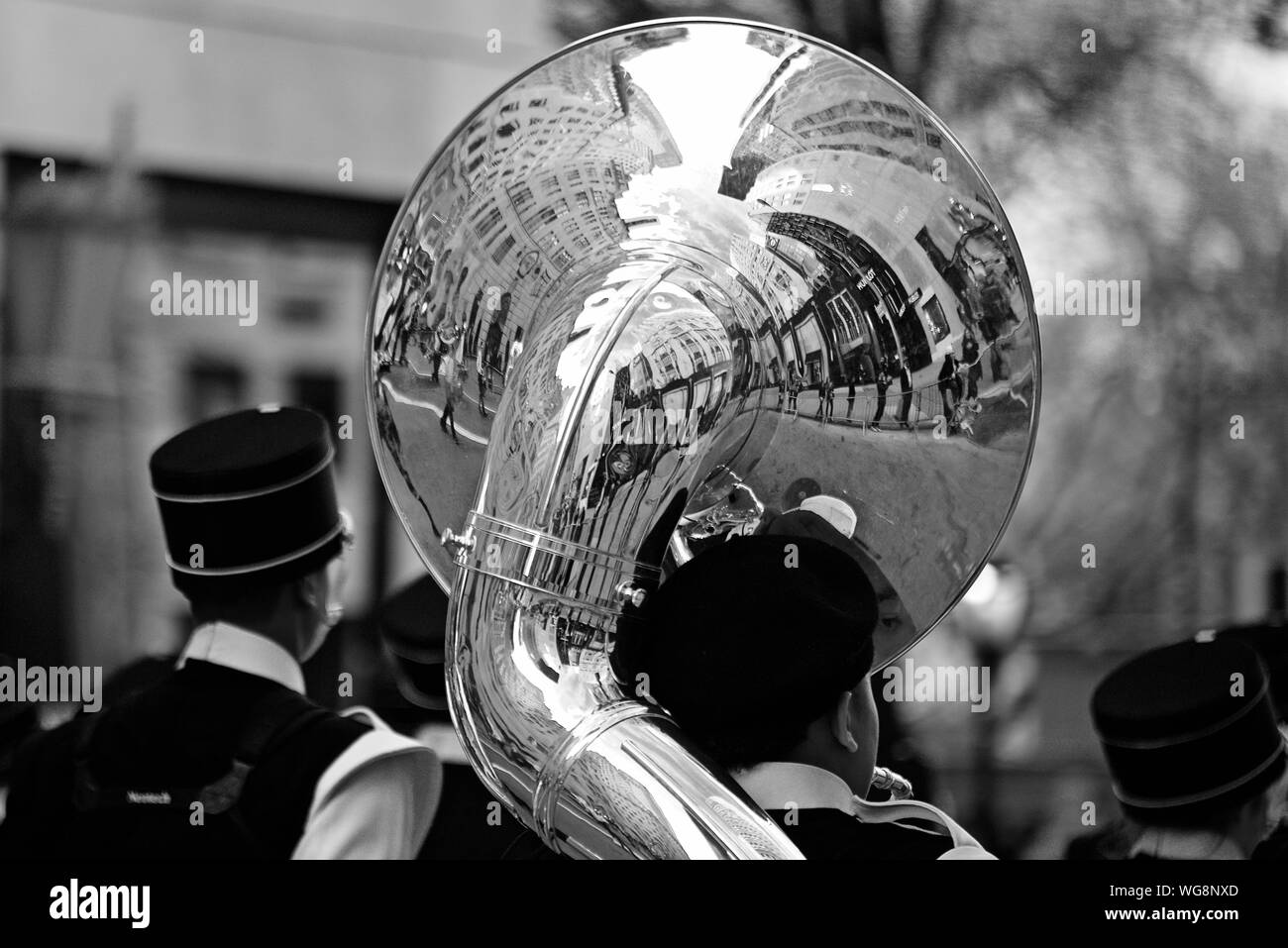 Die Menschen feiern St. Patrick's Day mit Reflexion über Tuba Stockfoto