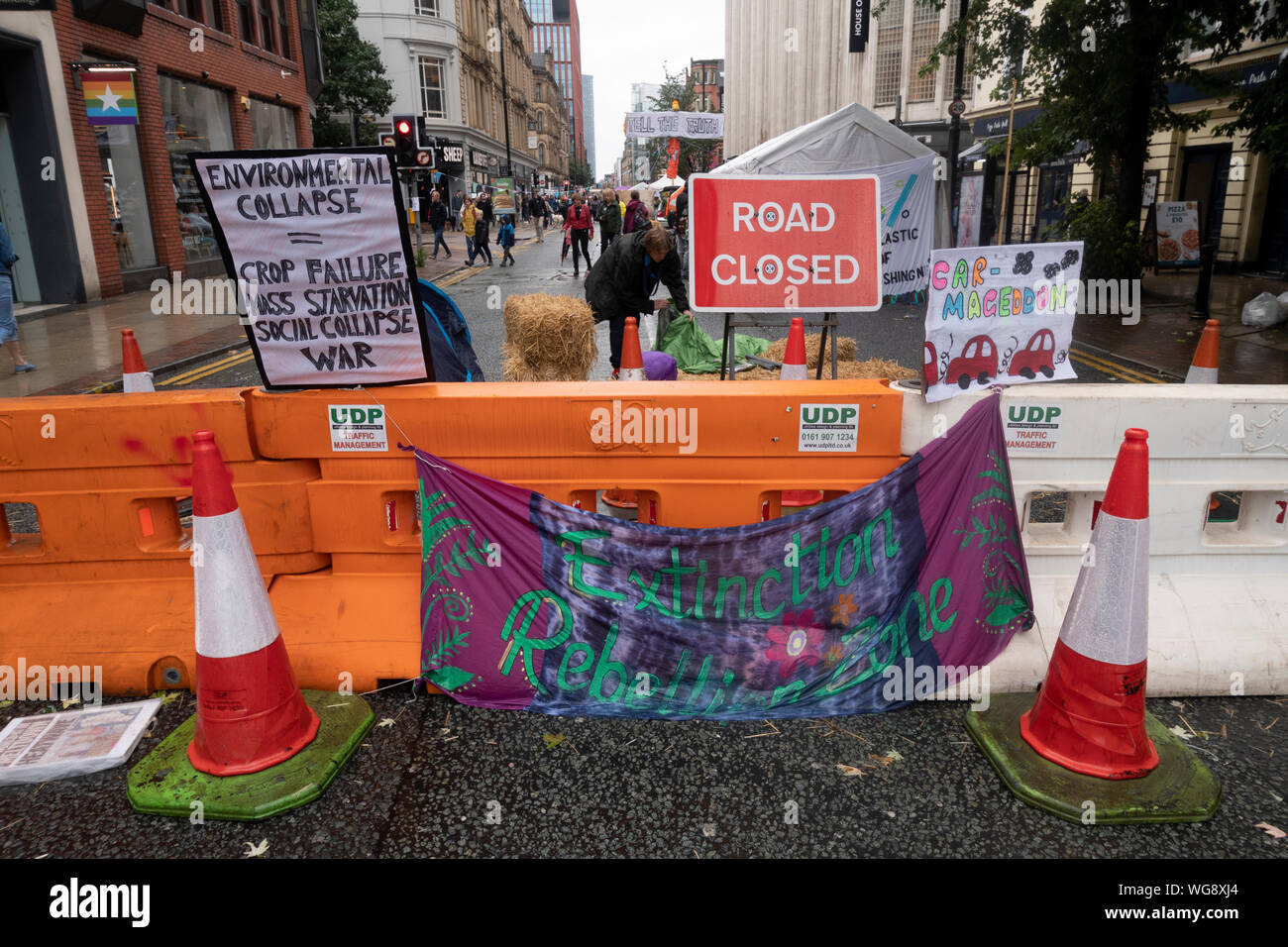 Klima protest Gruppe Aussterben Rebellion hält Protest Sperrung einer der belebtesten Straßen Manchesters Stadtzentrum - Deansgate. James Goddard, der die gelbe Weste Bewegung in Großbritannien begann, nahmen an der Protest in einem Versuch, die Demonstranten zu interviewen. Stockfoto