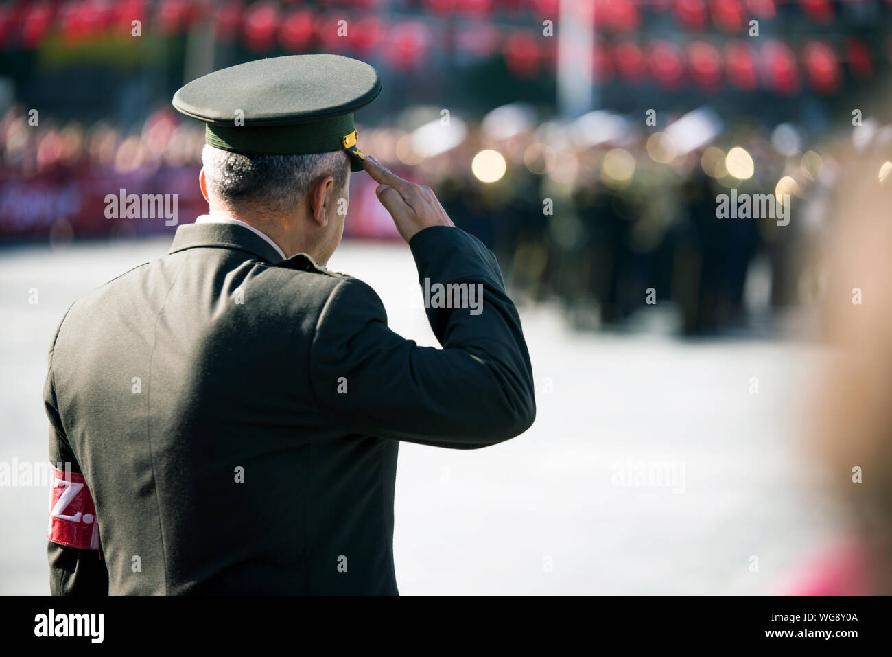 Izmir, Türkei - 29 Oktober, 2019: Commander in formalen Uniform begrüßt von der Rückseite anzuzeigen. Stockfoto